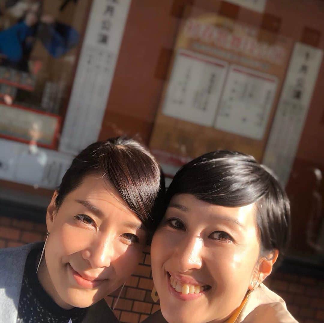 のインスタグラム：「仲良しと歌舞伎へ！風の谷のナウシカがどんな風になるのだろうとワクワクして行きましたが、これがワクワクを越す面白さ。菊之助さんの怪我を感じさせないナウシカの可憐な勇敢さ、七之助さんの美しいクシャナ、水しぶきの中での激しい立廻りなど、見所がたくさん。ボーイズにも見せてあげたかったなあ。  #歌舞伎　#kabuki #風の谷のナウシカ #新橋演舞場 #夜の部も見たかった　#次回はお着物で！　#内田恭子　#kyokouchida」