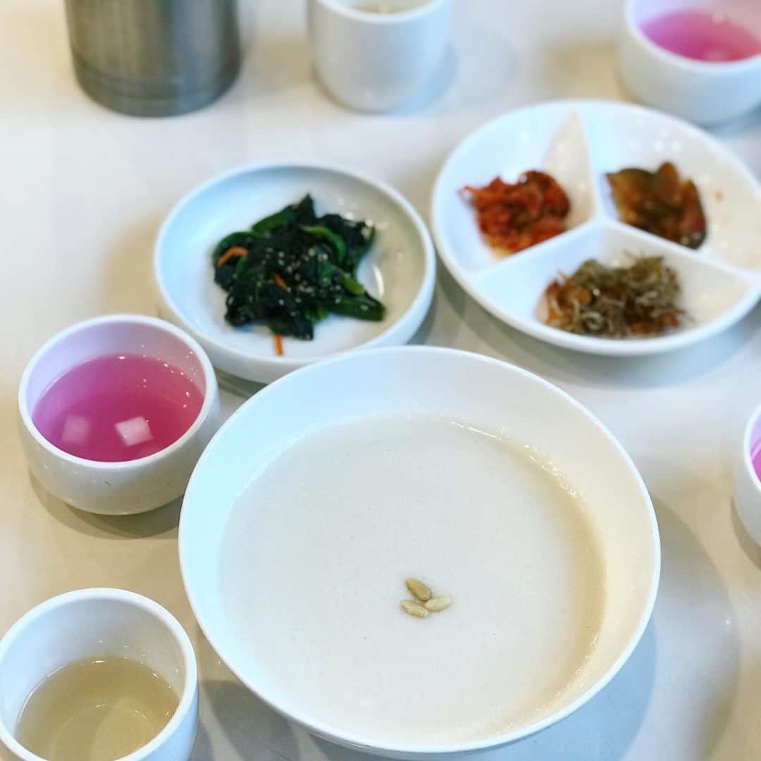のインスタグラム：「緑豆チヂミ多めなソウル食日記 カスタネットの休止のように 食事にチヂミを挟んでみました。 汁、チヂミ、麺、キムチ、チヂミ、チヂミ、肉、魚、チヂミ、鍋、チヂミ……みたいな。 • 旅先で店を変えつつ、 同じ料理を食べ続けると、 「その料理名の示す味の範囲」が なんとなく理解できる。 そうすると、うれしい気分になれるから。 • 朝食編 松の実のお粥に紫蘇の水キムチ。 市場のアーケード内にある チヂミ屋台で緑豆のチヂミ。 干し鱈のスープ定食。 • 昼食編 蕎麦麺の冷麺に緑豆のチヂミ。 • 夜食編 牛肉と春雨の鍋。 緑豆のチヂミ。 豆腐料理専門店の豆腐鍋。 1番最後の画像は、 韓国家庭店の白菜チヂミ。 • 結論。 チヂミはどれもおいしい。 屋台のチヂミは厚い。 緑豆チヂミは大好き。 白菜チヂミはすっごくおいしい。」