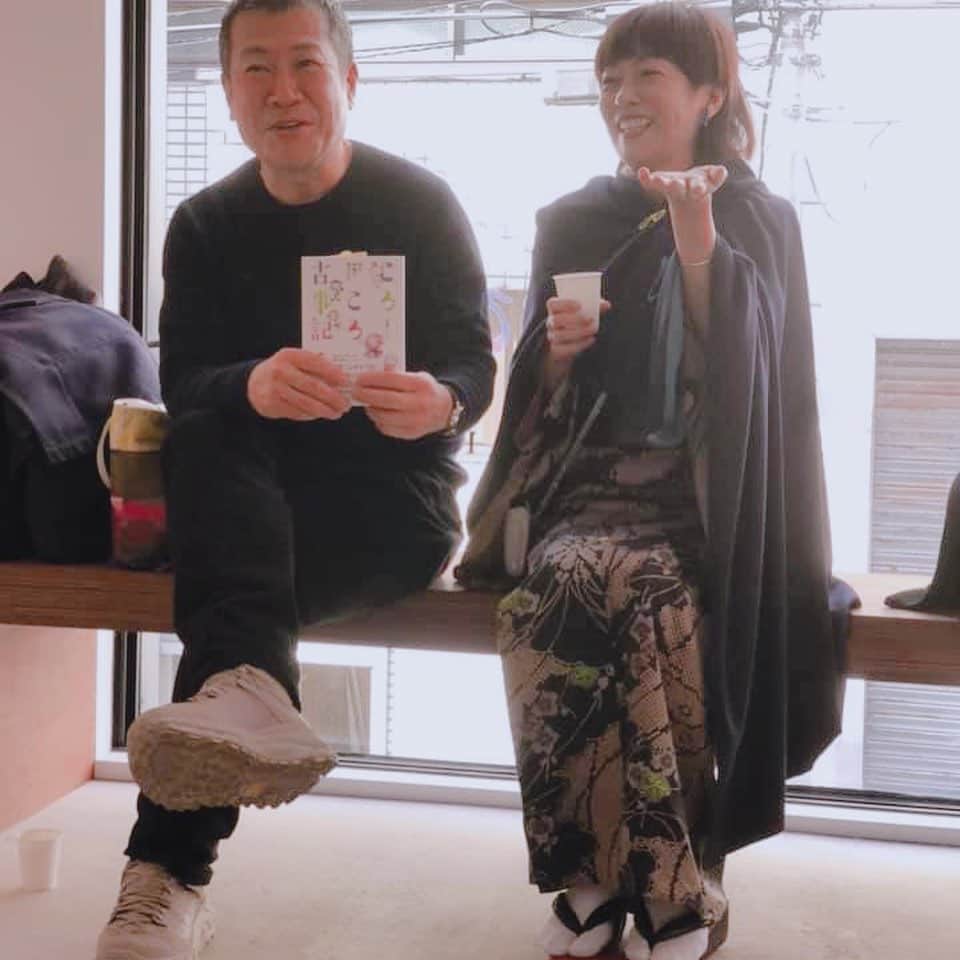 のインスタグラム：「やっぱり着物を時々着るのは楽しいです。新刊「ころころ古事記」のパーティでは着物を着ました。絞りに菊の模様。テーマが古事記なので古典的な柄を着てみたくなったのです。でも帯をきちんと結ぶ自信がなかったので革の帯ベルト。古典的なものと新しいものを合わせるのは私らしいかな。  I wore a kimono at the party. This is a kimono with chrysanthemums pattern.  上に羽織った着物用のマントは、まだ試作品なのですが裏側に私の描いた絵がドーンと入っています。ウールジャージで軽くてシワにならず、洋服にも合わせやすいのです。  二日間のイベント、無事終了。(1枚目は、夫とのトークイベント)  本も好評でたくさん売れて嬉しいです！みんなお正月に向けて読んでね。 この一冊で古事記丸わかりです。 ↓ 新刊、12/18に発売で、アマゾン予約始まっています。 「ゆる神様の神社ナビ　ころころ古事記」 https://amzn.to/2REHDTT  #japaneseartist #liveintokyo #myartwork #acrylicpainting #art #artoftheday #happyart #loveart #lovejapan #lovedogs #アート #絵　#着物」