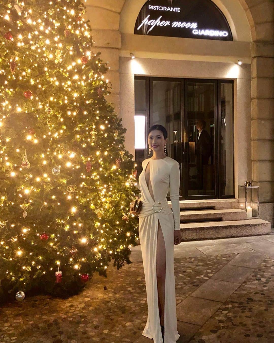 工藤沙織さんのインスタグラム写真 - (工藤沙織Instagram)「Milano night🍽✨【Full Body Shot】 . ミラノでの最高に忘れられない時間でした🥺🍽 【全身はこんな感じ】 . ミス・ヨーロッパ・コンチネンタル世界大会で着る予定だった @elisabettafranchi のドレスを初めて着ることができたから💕 . ロストバゲッジが大会が終わった後だけど返ってきて良かったしこの素敵な機会をくださった方には感謝してもしきれません。私の笑顔が物語ってるでしょ😋 . Super memorable time, because finally I could wear this special dress @elisabettafranchi , which was for red carpet of @misseuropecontinentalofficial . . I was so happy that all my luggages came back even the competition finished and my smile explained EVERYTHING😎❤️ . #milano #milano🇮🇹 #dress #elizabetafranchi  #japanesemodel  #japanese #asianmodel #175cm #高身長女子  #モデル #日本人 #イブニングガウン #ロングドレス #ミラノ #ミスコンテスト #italianfood #elegant #elegance #ガラディナー #galadinner #montecarlo #海外旅行 #エリザベッタフランキ」12月16日 9時46分 - sally.kudo