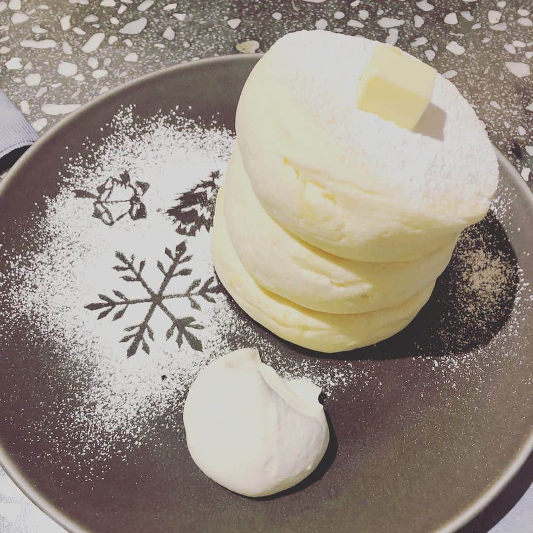 益田麻衣のインスタグラム：「昨日の続き。  またまたパンケーキ。 友達と歩いていたら見つけたお店。  有名なお店だったみたい。  #ミカサデコカフェ #micasadecocafe #京都 #京都スイーツ #パンケーキ #パンケーキ巡り #ティータイム #スイーツ #おやつ」