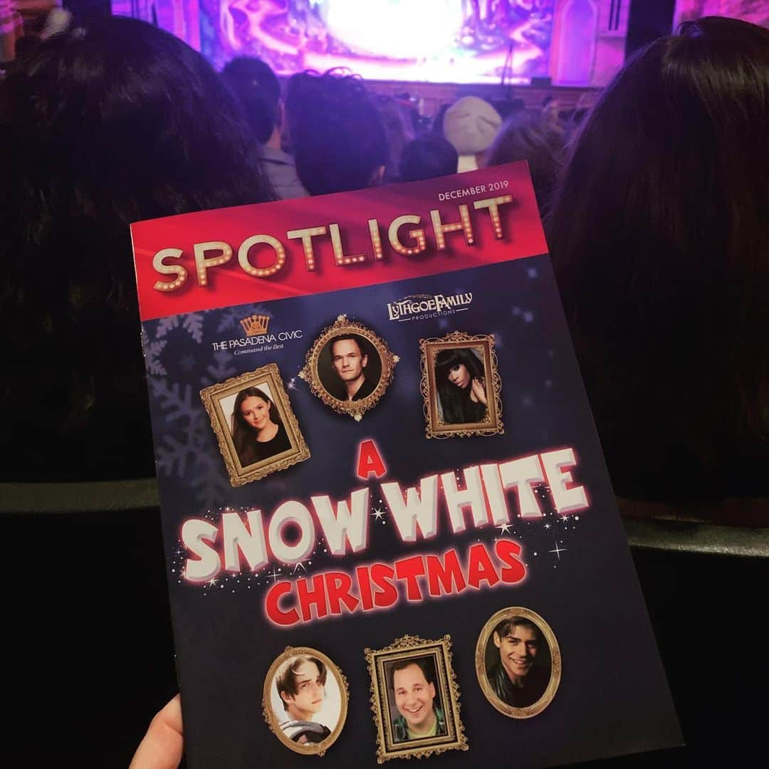 アンドリア・バーバーさんのインスタグラム写真 - (アンドリア・バーバーInstagram)「Loved seeing @michaelcampion play Prince Harry in A Snow White Christmas! ❄️🎄🍎 Bravo, Michael - you were fabulous! 👏🏻 (Also, nice photo bomb @soni_nicole! 😂)」12月16日 9時53分 - andreabarber