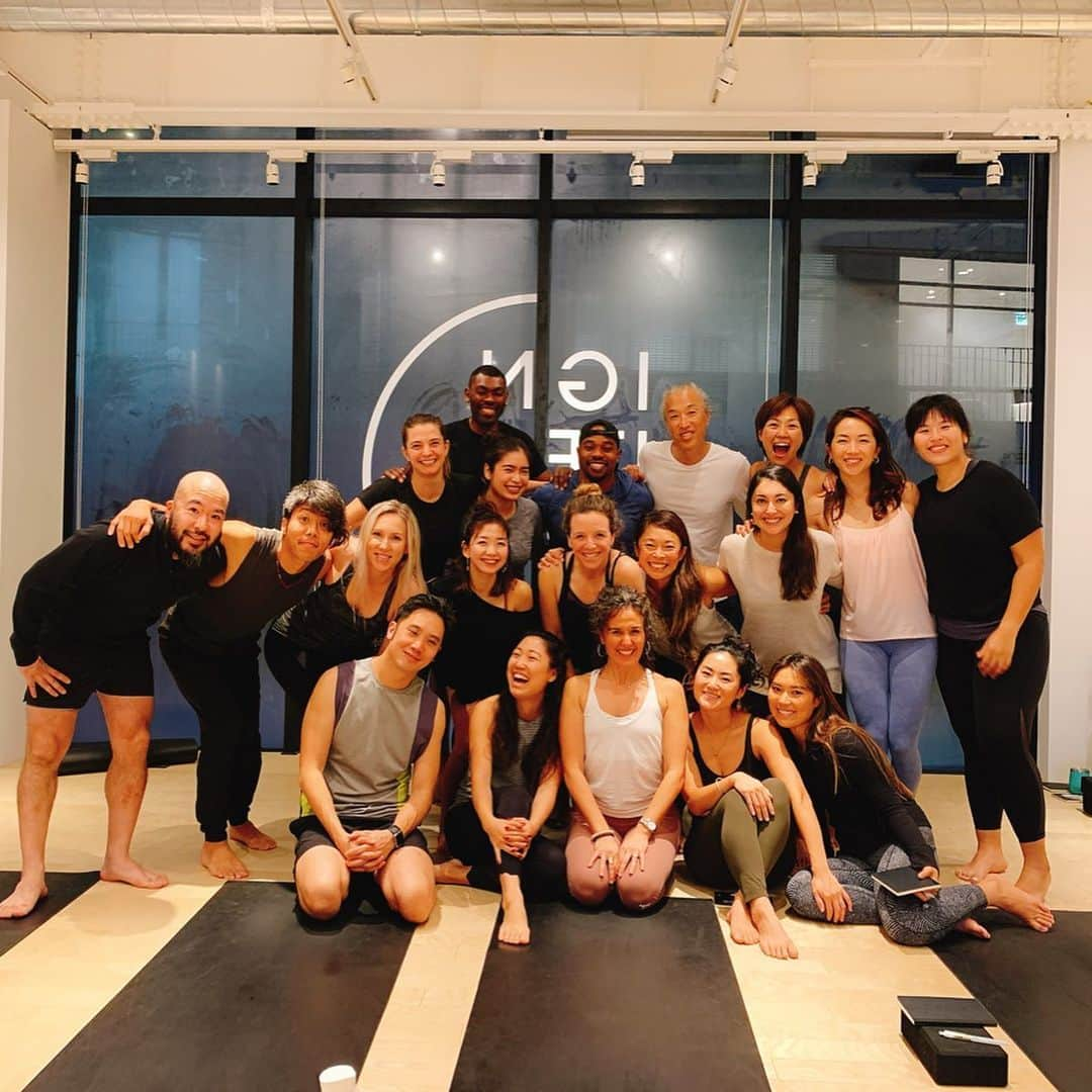 西畑亜美さんのインスタグラム写真 - (西畑亜美Instagram)「@lululemonjp  #lululemon ルルレモン バンクーバー本社でディレクターを務めるDanielle @daniellemikayoga  lululemon ambassador eventに参加してきました♡ 身体も心も解放される、笑い癒しsweat yoga!! ・ sweat grow connective  2019年を振り返り、そして2020年の新たな目標を皆んなでshare‼︎ 皆んなの目標が私自身の刺激にもなる。  公言したからこそ有言実行したい。 #sweat #grow #connect 自分自身の可能性を信じて、2020年様々な事にチャレンジしていきたいと思います。 growさせてくれる機会を与えてくれるルルレモン、皆んなに感謝です🙏 ・ 2019年もあと少し♡ 残り少ない日数もお世話になります☺️ 宜しくお願い致します‼︎ #lululemonambassador#yogainstractor#シンプルライフ#fitness#感謝#yoga#pilates#yogastudio#瞑想#メディテーション#ヨガ#ルルレモン#プライベートヨガ#企業ヨガ#出張ヨガ#武蔵小杉ヨガ#武蔵小杉#武蔵小杉パーソナル#姿勢改善#bodymake#パーソナルヨガ#ヨガインストラクター」12月16日 9時53分 - amii0106