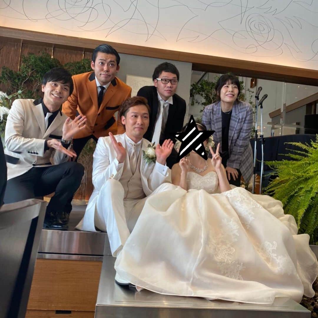 岡下雅典のインスタグラム：「同期の大西ユースケの結婚式でした。 よかったよ。友よ。幸せにな。 そこからはダブルアートの真べぇと二次会の司会→見取り図の盛山さん大はしゃぎ→後輩の河内がやってるお店ハチマル蒲鉾なんば店へ→最後のシメは立ち飲み屋にて横で飲んでたイケイケのファンキーねえちゃんたちと意気投合→マジ大阪… という感じでしたわ。」