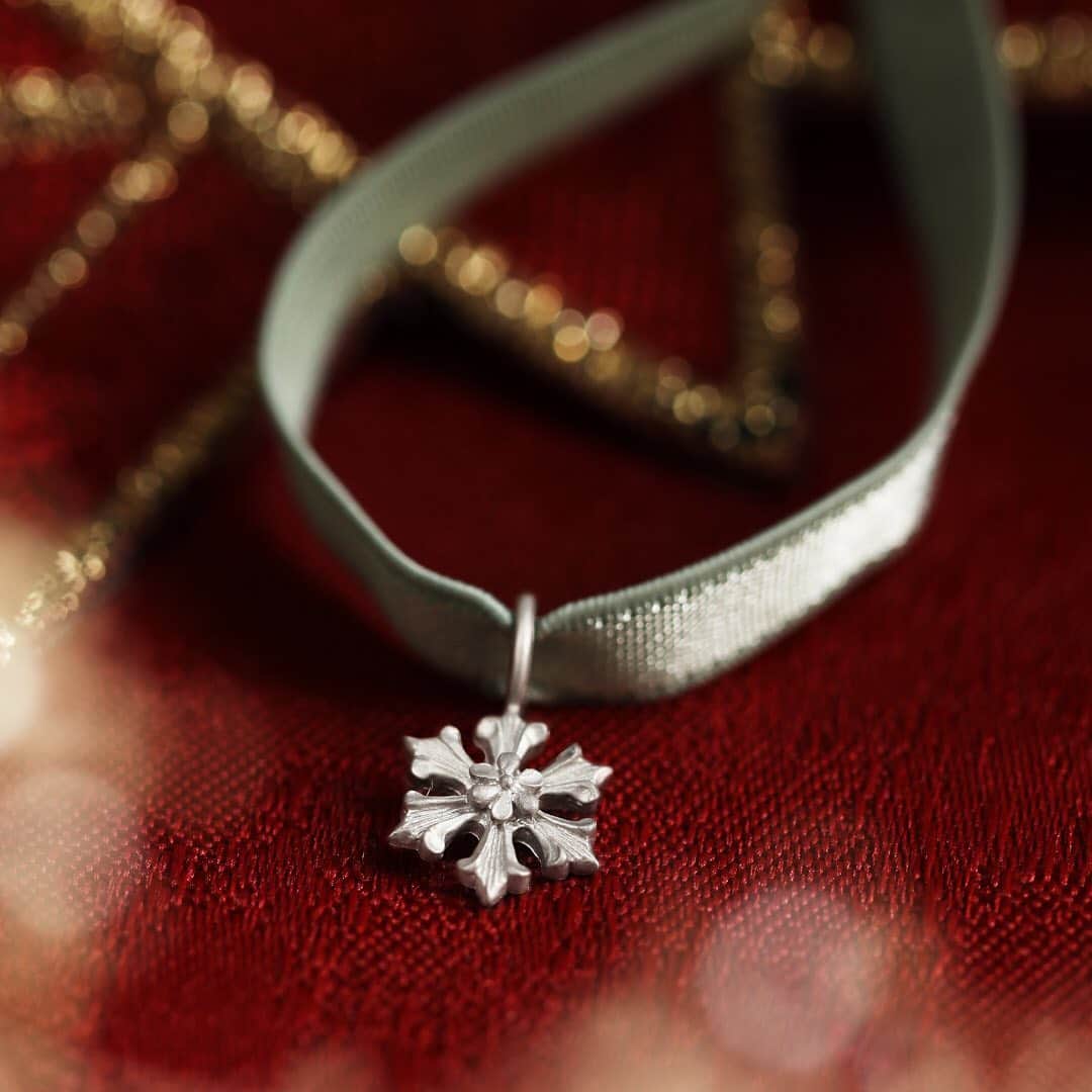 AbHerї〈アベリ〉さんのインスタグラム写真 - (AbHerї〈アベリ〉Instagram)「"Frost flower" bracelet of Christmas novelty. クリスマスノベルティも残りわずかとなりました。55,000円(税別) 以上お買い上げの方に、フロストフラワーのシルバー製チャーム付きリボンブレスレットをプレゼント中です。どうぞお早めにご来店ください。 #abheri #アベリ #クリスマスノベルティ #プレゼント」12月16日 10時08分 - abheri_official