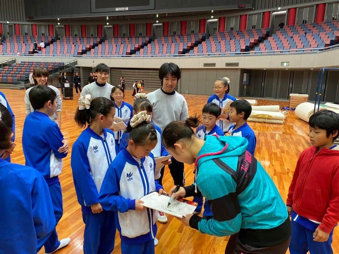 宮川紗江さんのインスタグラム写真 - (宮川紗江Instagram)「2019.12.15  今日は大阪でアクティングカップのエキシビションがありました。 試合とは違い、自分の思ったようには準備が出来ないという状況の中の演技会は難しかったですが、とても良い経験になりました。  可愛いジュニアの子達とも触れ合うことが出来てたくさん元気もらえました😊😊 スタッフや、コーチの方にも頑張ってねと声をかけてもらえてとても嬉しかったです！  普段はなかなか見れないバトンの演技も間近で見ることが出来てとても感動しました！  今日は楽しい１日をありがとうございました🙇‍♀️ ・  #アクティングカップ #スーパーエキシビション  #体操  #バトントワリング」12月16日 10時08分 - sae_gymnast_0910