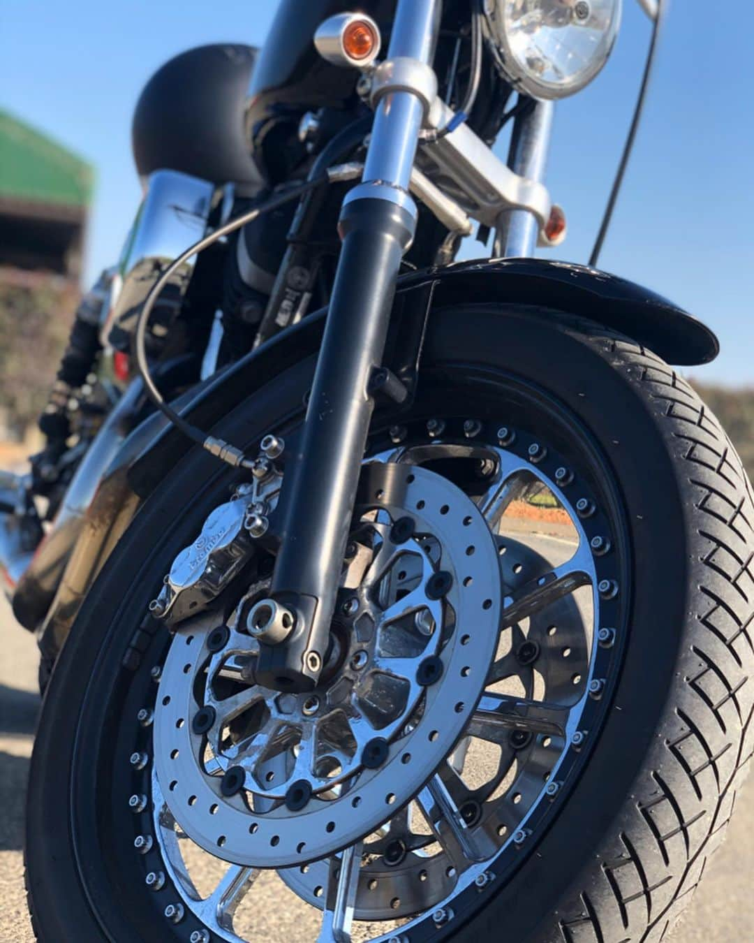 佐野千晃さんのインスタグラム写真 - (佐野千晃Instagram)「新しい髪型で大好きなバイクと撮ってもらった☆﻿ ﻿ 元気さん @genkitatsuya と一緒に撮影﻿ なんの撮影かはこのあと更新するにょん﻿ ﻿ そんなことより俺のバイク見て←﻿ ﻿ #ハーレー #ジェット #乗り物 #好き #100km #体感  #ハーレーダビットソン #大型二輪免許 #Harley #HarleyDavidson #バイク #バイク女子 #かっこいい #883 #ブラック #ハーレー女子 #ハーレー乗り #ハーレーカスタム #shooting #shoot #work #model #撮影 #写真 #写りだけは良い #仕事 #好き #仕事依頼 #作品撮り #作品撮りモデル #モデル」12月16日 10時22分 - sanochiaki810