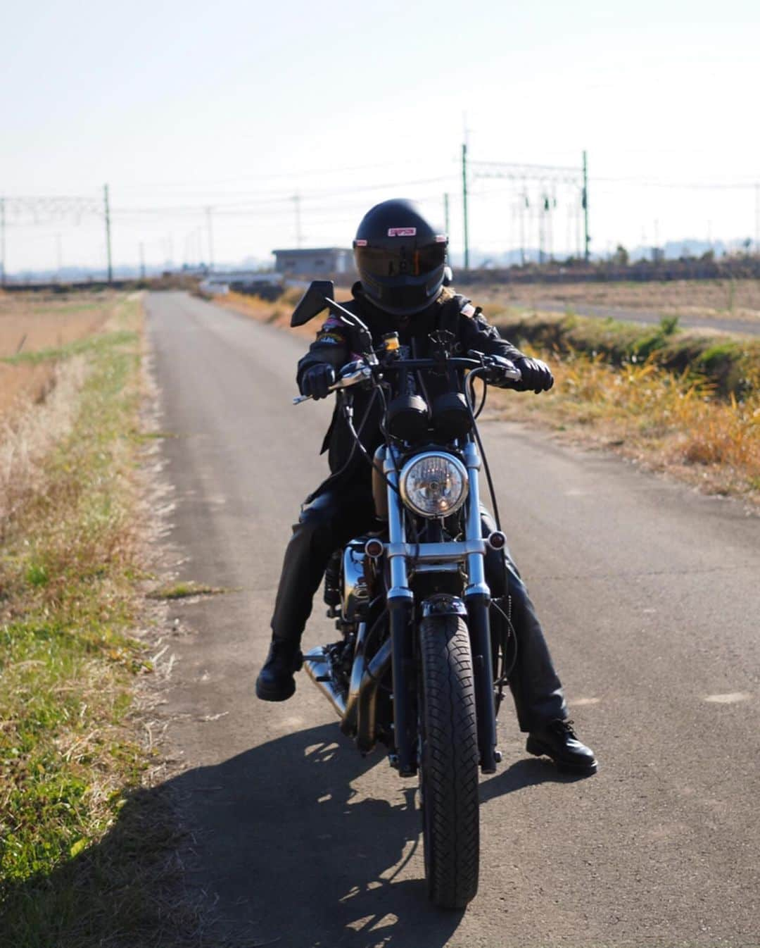 佐野千晃さんのインスタグラム写真 - (佐野千晃Instagram)「新しい髪型で大好きなバイクと撮ってもらった☆﻿ ﻿ 元気さん @genkitatsuya と一緒に撮影﻿ なんの撮影かはこのあと更新するにょん﻿ ﻿ そんなことより俺のバイク見て←﻿ ﻿ #ハーレー #ジェット #乗り物 #好き #100km #体感  #ハーレーダビットソン #大型二輪免許 #Harley #HarleyDavidson #バイク #バイク女子 #かっこいい #883 #ブラック #ハーレー女子 #ハーレー乗り #ハーレーカスタム #shooting #shoot #work #model #撮影 #写真 #写りだけは良い #仕事 #好き #仕事依頼 #作品撮り #作品撮りモデル #モデル」12月16日 10時22分 - sanochiaki810