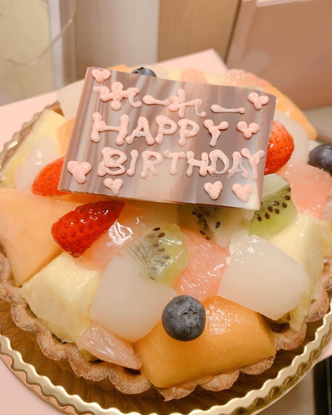 愛純もえりのインスタグラム：「キャストの安藤玲奈ちゃんがお誕生日だったので、熊本の老舗洋菓子店 swissさんでお誕生日ケーキを🍰 . . お店の自慢は生クリームなんだけど、 公演中にはサッパリ系❗️という事でタルトにしました🍓 . . でもでもやはりクリーム系も捨てがたいので、リキュールマロンもゲット🌰 終演後のお楽しみに❤️ . . れーれーお誕生日おめでとう🎂🎁🎈 #swiss」