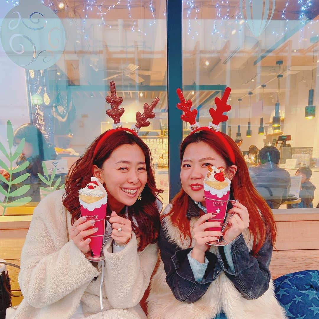 野沢和香さんのインスタグラム写真 - (野沢和香Instagram)「今年もあと半月🎄！今週もがんばりましょーう🙋‍♀️！ 昨日は　@bayflow_inc と年内最後のヨガのWSでした！ ヨガ後にご褒美にいただいた吉祥寺店　 限定のサンタ＆トナカイクレープに浮かれるおばさん⤴︎🎅 と　@xofujichixo (巻き添えになったトナカイ🤣👯‍♀️) 甘さ控えめでクリームが豆乳なのも嬉しい👏  楽しかったイベントの様子も後ほど🙋‍♀️」12月16日 10時27分 - wakanozawa