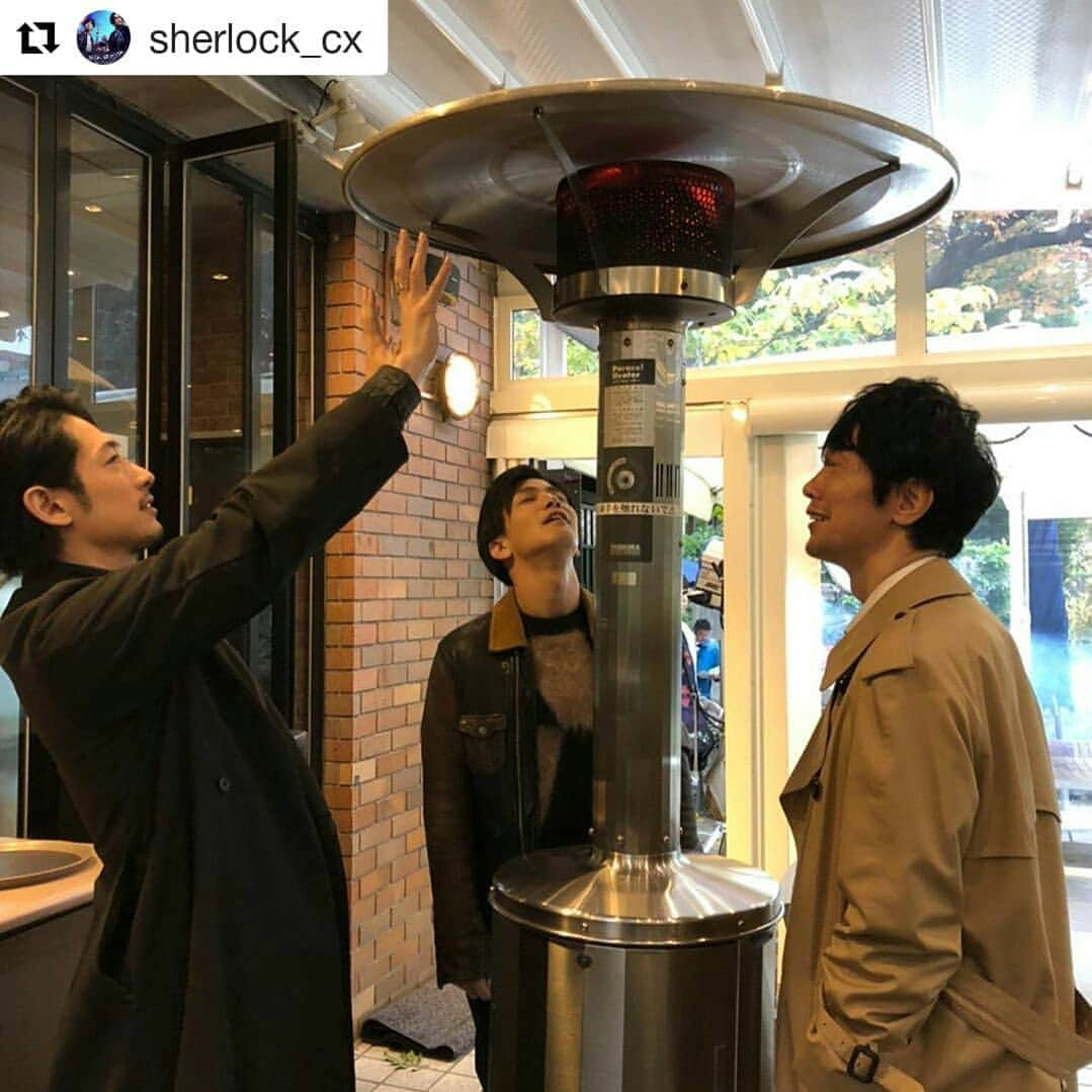 岡山放送さんのインスタグラム写真 - (岡山放送Instagram)「#Repost @sherlock_cx (@get_repost) ・・・ 🎬#シャーロック 今夜9時最終回‼️ 撮影合間の #ディーンフジオカ さん #岩田剛典 さん #佐々木蔵之介 さんの 暖をとる姿が微笑ましく 公式がカメラを向けると、 ディーンさんがこれ皆んな手あげた方が面白くないですか？🤣 と言って、お三方が何かと交信⁉️ しているみたいになったほっこりショット📸✨ よる9時からは #シャーロック最終回 ‼️ お見逃しなく✨  #顔面最強バディ と #おちゃめな江藤さん #シャーロックアントールドストーリーズ #今夜最終回 #月9 #宇宙と交信中じゃないよ  #フジテレビ系列#FNS#8ch#OHK#岡山放送」12月16日 10時30分 - ohk_official