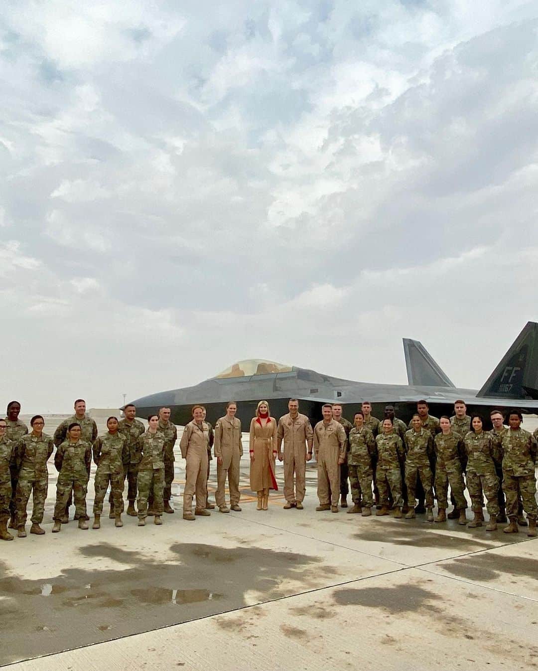 イヴァンカ・トランプさんのインスタグラム写真 - (イヴァンカ・トランプInstagram)「It was an honor to visit Al-Udeid Air Base, the largest U.S. military installation in the Middle East, to thank the brave men and women who keep America safe.  Aim High, Fly-Fight-Win! God bless you and Merry Christmas!」12月16日 10時44分 - ivankatrump