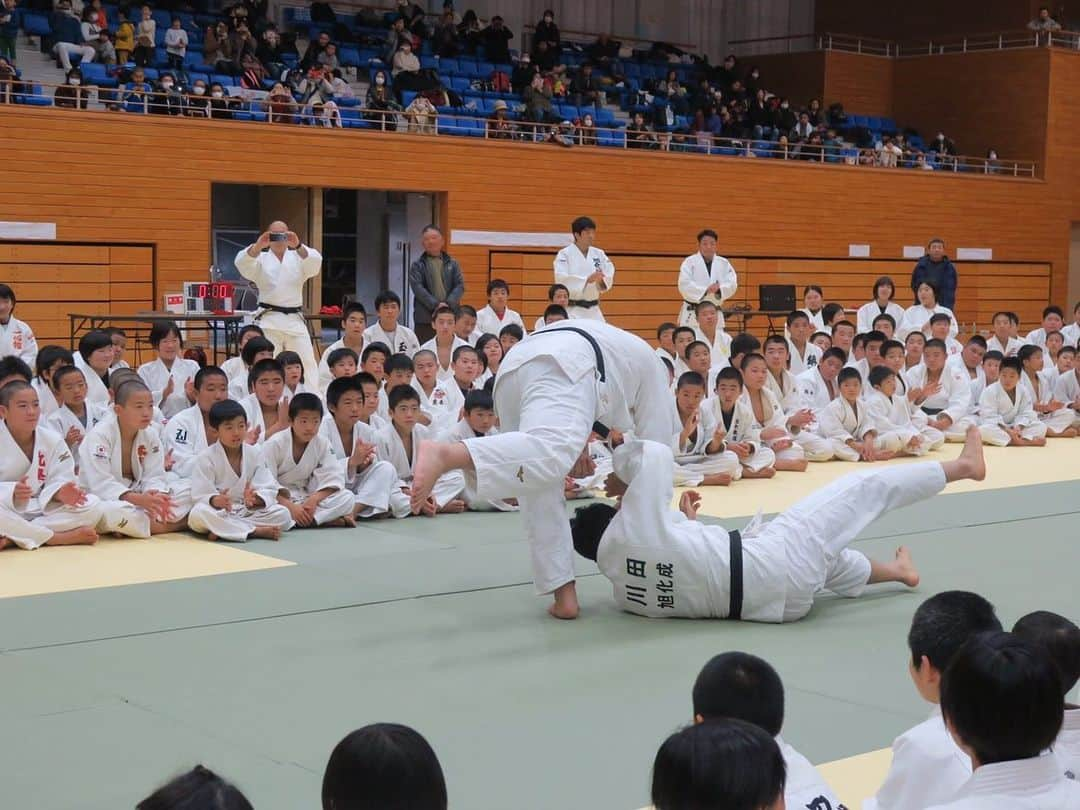 王子谷剛志さんのインスタグラム写真 - (王子谷剛志Instagram)「旭化成柔道部で熊本の山鹿にて柔道教室を行ってきました！ 大外刈での投げたい人のコーナーでは沢山の子供達に投げていただき、手が赤くなりました。笑笑 この活動を通して、少しでも柔道の楽しさが伝わればいいと感じてます。 今回協力していただきました熊本県柔道連盟の皆様、ありがとうございました。 #旭化成 #柔道教室 #熊本 #山鹿」12月16日 10時58分 - takeshiojitani