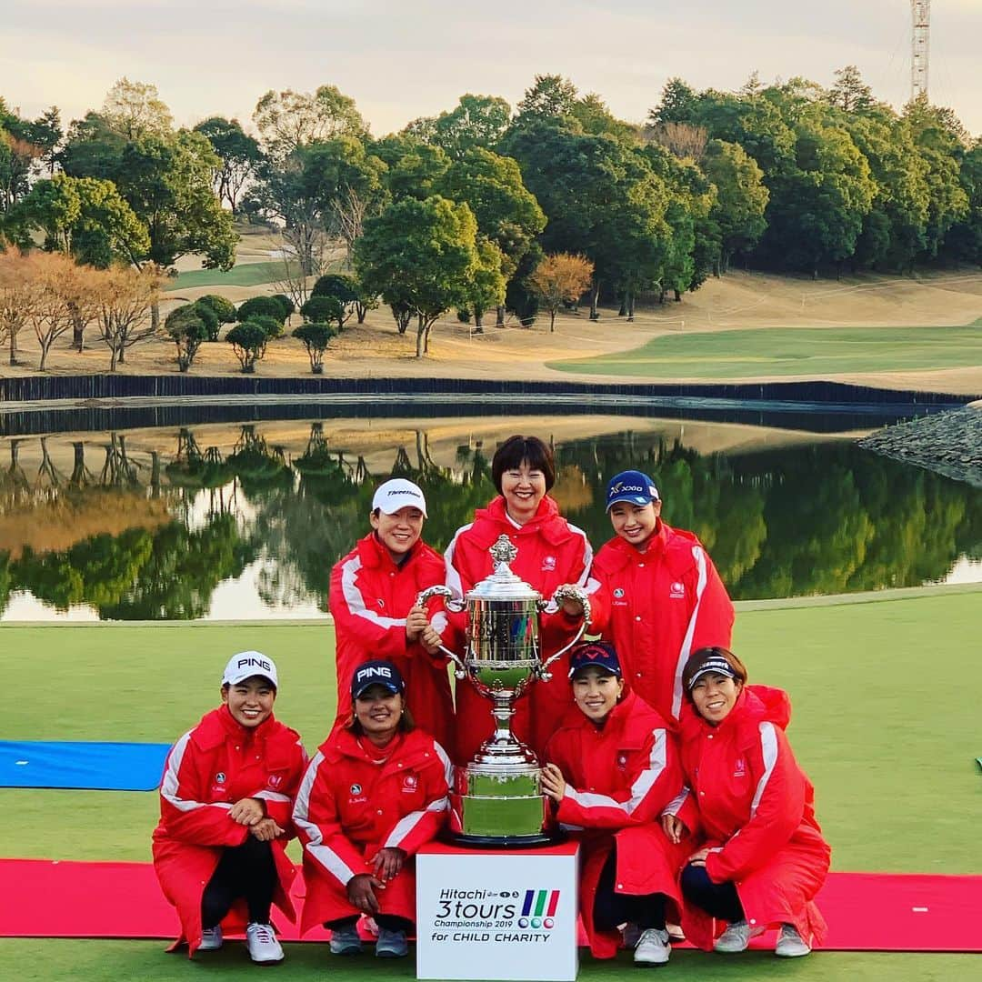 穴井詩のインスタグラム：「3ツアーズ、優勝できました😆！ チームのみんな、ペアを組んでくれたジエ、ありがとうございました😊 ！ . . #alpen #golf5 #kissmark #中西造船 #ASSIST #zamst」