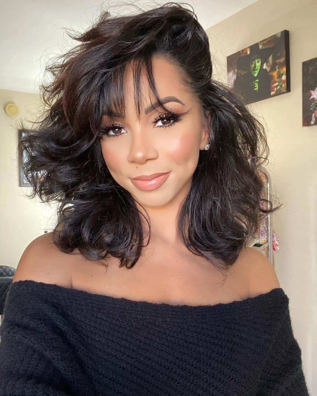 のインスタグラム：「Because feeling beautiful without the wigs/extensions is important too 🥰 thanks for the trim @montria__ 🖤 Wearing @luvlashesco in “Laila”」