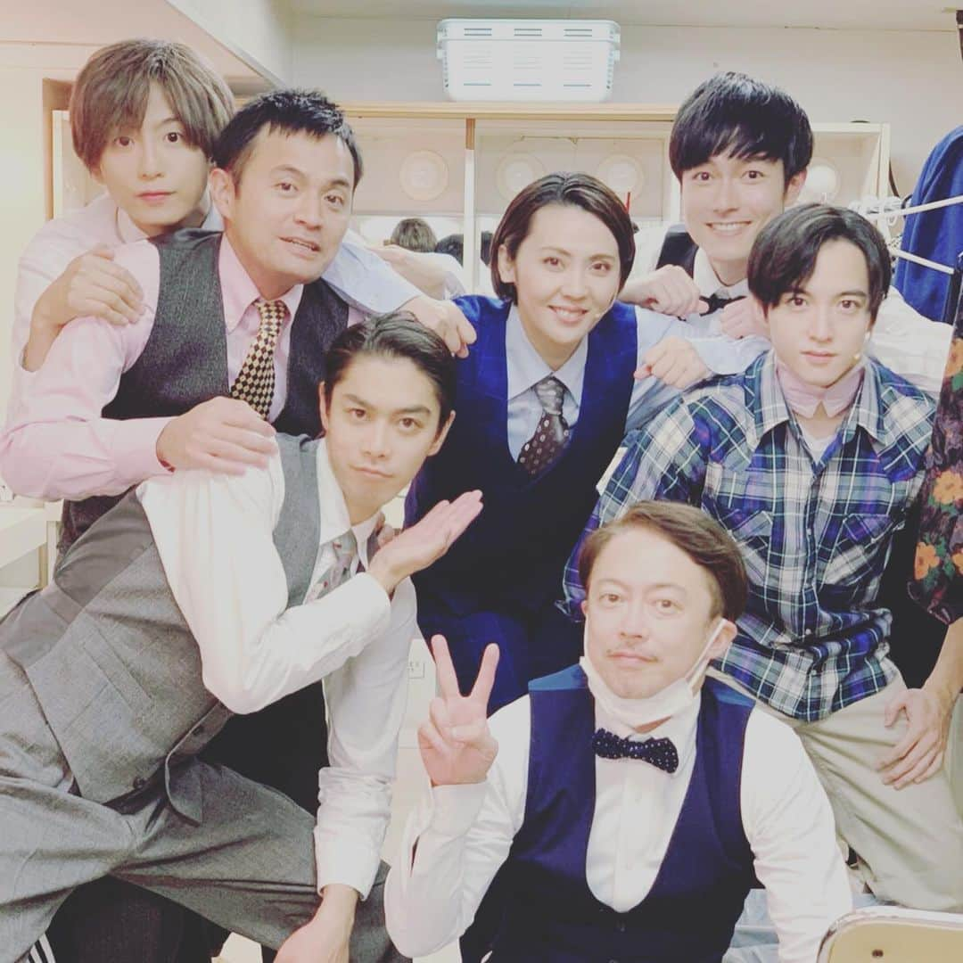 緒月遠麻さんのインスタグラム写真 - (緒月遠麻Instagram)「☺︎ ㊗️千秋楽‼️ ありがとうございました😊  打ち上げは  みんなでお稽古場での話 公演中のネタの再現、 失敗した話や、それぞれの場面の思い出を キラキラした目でみんなで語り合う そんな素敵な打ち上げでした🥳  #お茶10杯以上は飲んだ #ウーロン #ジャスミン茶 #コーン茶  今回 女優役 男役と自分の中で課題も多く バタバタな私を  共演者の皆様が 何から何まで支えて頂き 無事終えることが出来ました。  #もー好き  そして 相手役のトモルくん #上遠野太洸  お稽古場から ずーっと真っ直ぐに私にぶつかって来てくれて 仔犬の様に 私のまわりを走り  ずーっと 味方でいてくれました。  感謝しかありません😊  皆さま #終わらない世界 ご観劇いただきありがとうございました✨  ミワコは幸せっす。  しょーますとごーおーーん‼️」12月16日 10時57分 - toma_ozuki