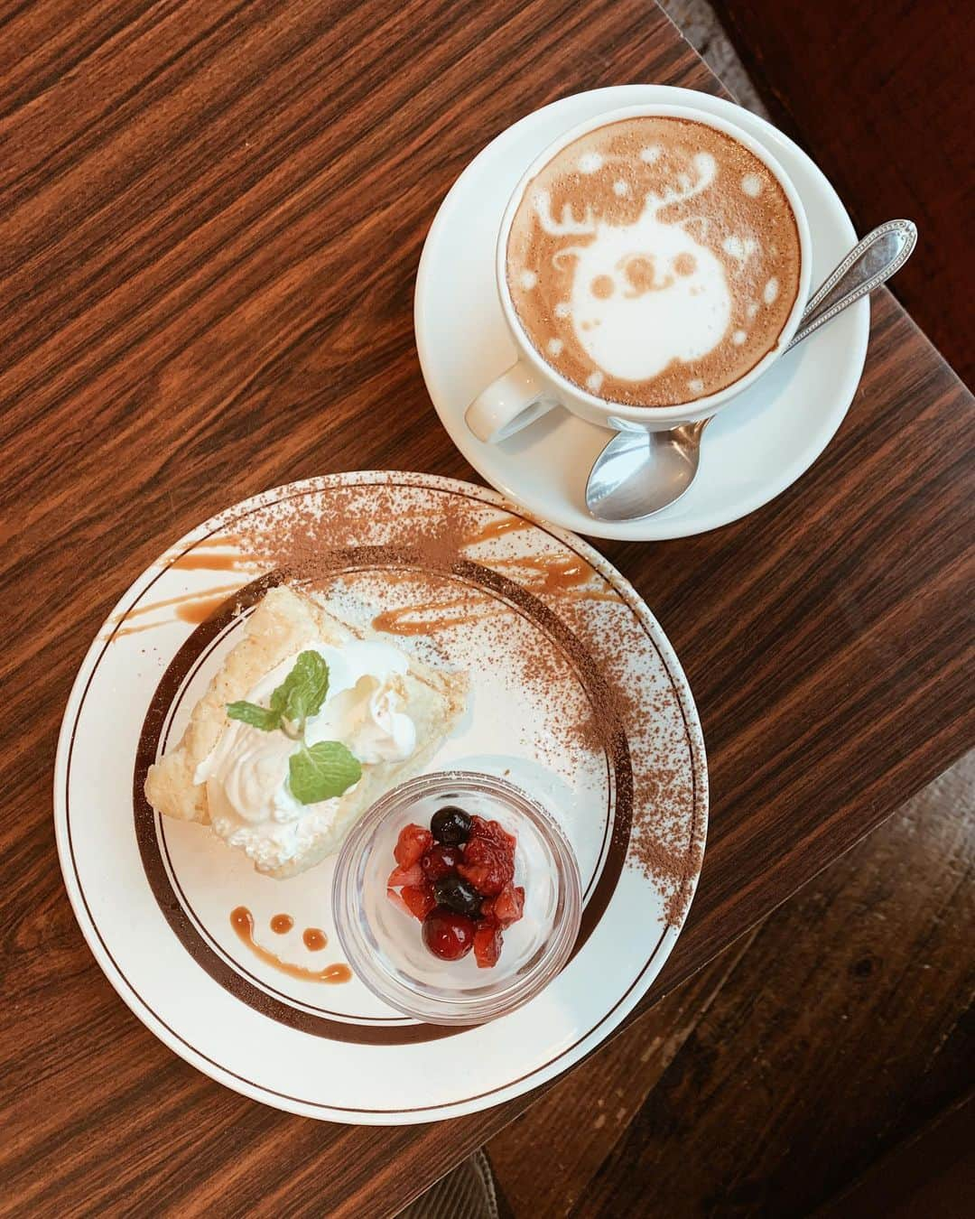 春名亜美さんのインスタグラム写真 - (春名亜美Instagram)「THE PIG ＆THE LADYのあとに @shigeru39 ちゃんとお茶☕️ 思いがけず出て来たカフェラテアートが可愛くて🎄🦌 カフェラテを逆から見てたしげるちゃんは、「可愛い〜♡♡ タコ？🐙」と。 たしかに見えなくはないけども、 トナカイです。」12月16日 16時30分 - amiharunaami