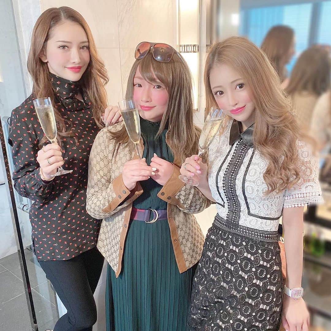 のインスタグラム：「🍾✨🍾✨🍾✨🍾✨ 東京ベイコート倶楽部✨にて💋 めいちゃんのparty🥂🥳💕に いってきたょん🎶 17歳で起業とかまじすごっ👏😂 本当頑張り屋さんだし...🥺 いつもパワーもらってます💪🐸✨ 🙌あたしも頑張りまーす🤣🤣🤣 @mei_kamiya ちゃんの インスタもぜひチェックしてみてね❤️ #権利収入 #不労所得 #ノマド #自己投資 #資産形成 #人生勝ち組 #お金持ち #起業家 #経営者 #MEI会長 #love」