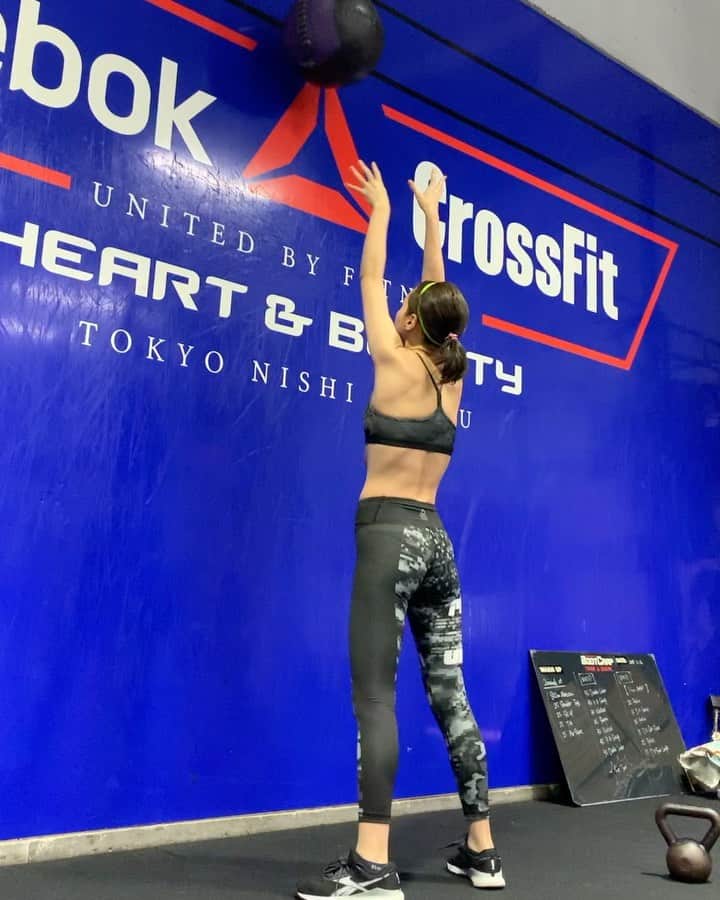 仲里依紗のインスタグラム：「. 昨日はあやさんとショッピング🛍💕 で、 今日はトレーニング💪🏼❣️❣️❣️w . これぞまさに アメとムチ😂✨ . trainingwear🏋🏼‍♂️ @reebokjp #reebok」