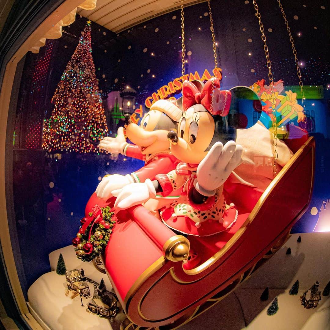 東京ディズニーリゾートさんのインスタグラム写真 東京ディズニーリゾートinstagram Mickey And Minnie Are Coming To Town ハピネスがつまったプレゼントをお届け Disneychristmas Worldbazaar Tokyodisneyland Tokyodisneyresort Mickey Minnie