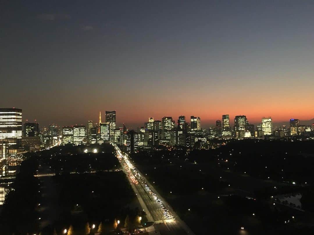 Palace Hotel Tokyo / パレスホテル東京さんのインスタグラム写真 - (Palace Hotel Tokyo / パレスホテル東京Instagram)「日が落ちるにつれて少しずつ変わりゆく景色。 The city lights up as the sun goes down.  #夕暮れ #東京の夕暮れ #夜景が綺麗 #眺めのいい部屋 #東京の街 #丸の内 #パレスホテル東京 #hotelrooms #roomwithaview #tokyoview #twilighttime #uncommontravel #lhwtraveler #Marunouchi #PalaceHotelTokyo」12月16日 16時29分 - palacehoteltokyo