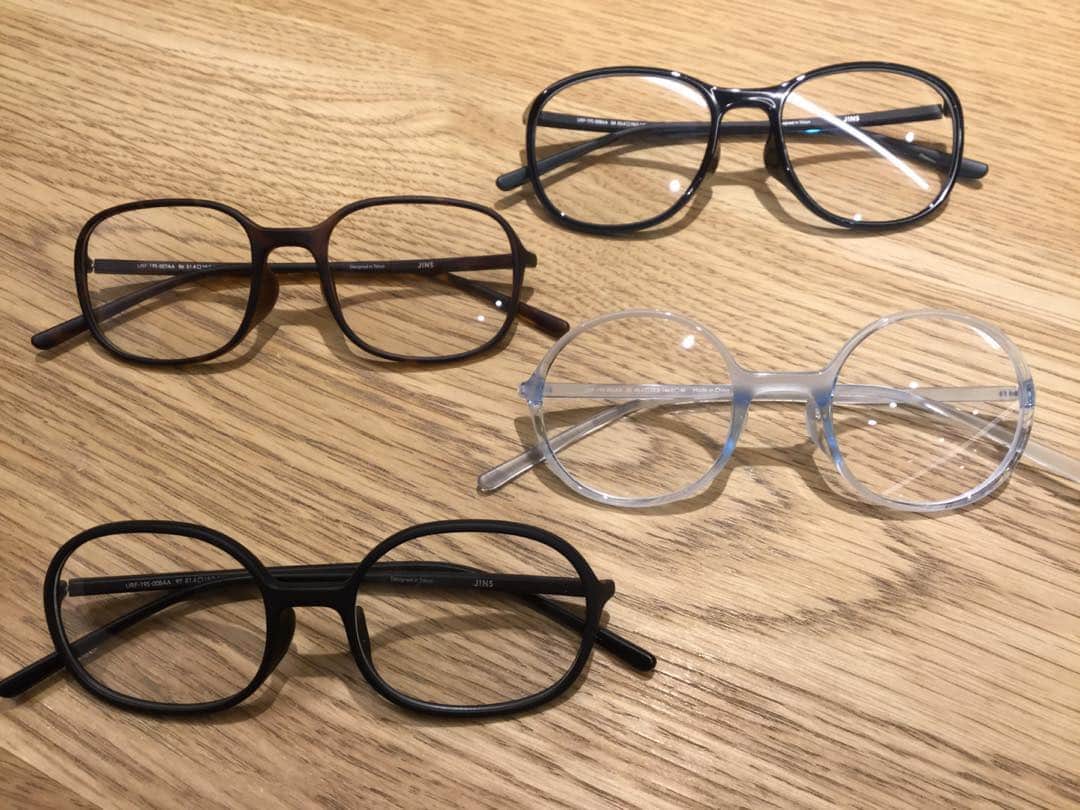 のインスタグラム：「【本館5F/JINS】 JINS　Design　Project　SUGATA発売  パリを拠点とする兄弟デザイナー. ロナン&ブルレックによるデザインは. フロントからテンプルに伸びる. 滑らかな曲線が特色. これまでになかったフォルムと. 透明感に満ちた軽やかなデザインです. かける人の表情にとけこみながら. その人の”姿”をつくる4タイプの フレームが揃っております。 ■種類. 4型・4色　計16種. ■価格. 各5000円（税別・標準レンズ代込み）. ＃ペリエ＃ペリエ千葉＃JINS」