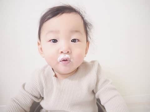 森永乳業#親ばかグランプリ【公式】のインスタグラム：「🍼今週の#チュウチュウごくごく選手権 🥤﻿ ﻿ －－－－－－－－－－－－－－－－－－﻿ @chise_slowlife﻿ 𝟸𝟶𝟷𝟿.𝟷𝟸.𝟺 𝟿𝚖𝚘𝚗𝚝𝚑 𓂃 𓃱 ✩ ཾ͙﻿ ͙﻿ なんと今年も今月で終わりで﻿ あっという間の9ヵ月𓅿﻿ 赤ちゃんも犬も追いかけ回すし﻿ 顔かぶりつきに行ったり﻿ 怖いもん知らずで心配すぎる！﻿ 元気に成長してくれてるのが﻿ 1番やけどもう少し穏やかに﻿ なってくれないなかなぁ。笑﻿ －－－－－－－－－－－－－－－－－－﻿ ﻿ すくすく成長するのも、ゴクゴクいい飲みっぷりのおかげですね😋﻿ ﻿ みなさまも、「#チュウチュウごくごく選手権 」と「#おでかけ代表」または「#おうち代表」を付けてご参加ください🎵﻿ 詳しくは、プロフィールのリンクをCHECK😉﻿ @morinaga_chuchu_gokugokucp﻿ ﻿ ※リグラム掲載による商品当選との関係はございませんので、予めご了承ください。﻿ ﻿ #森永乳業 #チュウチュウごくごく選手権 #おでかけ代表 #おうち代表 #キャンペーン﻿ #子ども #子供 #こどものいる暮らし﻿ #はぐくみ #やさいジュレ #うるジュレ #こどミル」