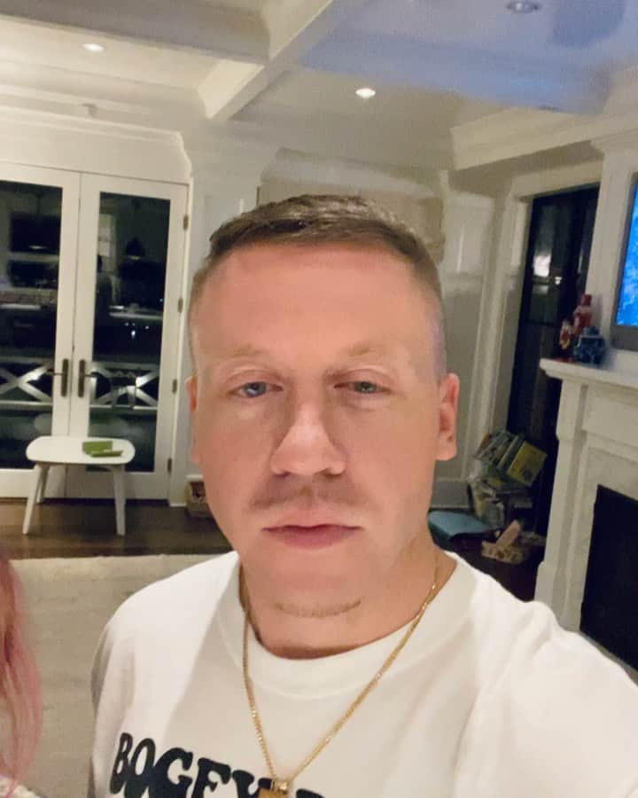 マックルモアーのインスタグラム：「“ITS CHRISTMAS TIME” VIDEO DROPPING TOMORROW.  WE BOUT TO SAVE CHRISTMAS MAYBE!!! 🤷🏼‍♂️🎄🎁」