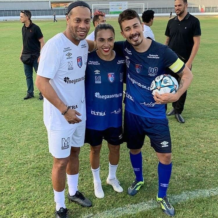 ロナウジーニョさんのインスタグラム写真 - (ロナウジーニョInstagram)「Obrigado a todos que assistiram ao @jogodaalegria hoje, além de jogar com grandes amigos, apoiamos uma causa muito especial, que graças a vocês arrecadamos 28 toneladas de alimentos 👏🏾 Valeu @carlinhosmaiaof, @martavsilva10, e todo povo de Alagoas 🤙🏾」12月16日 11時03分 - ronaldinho