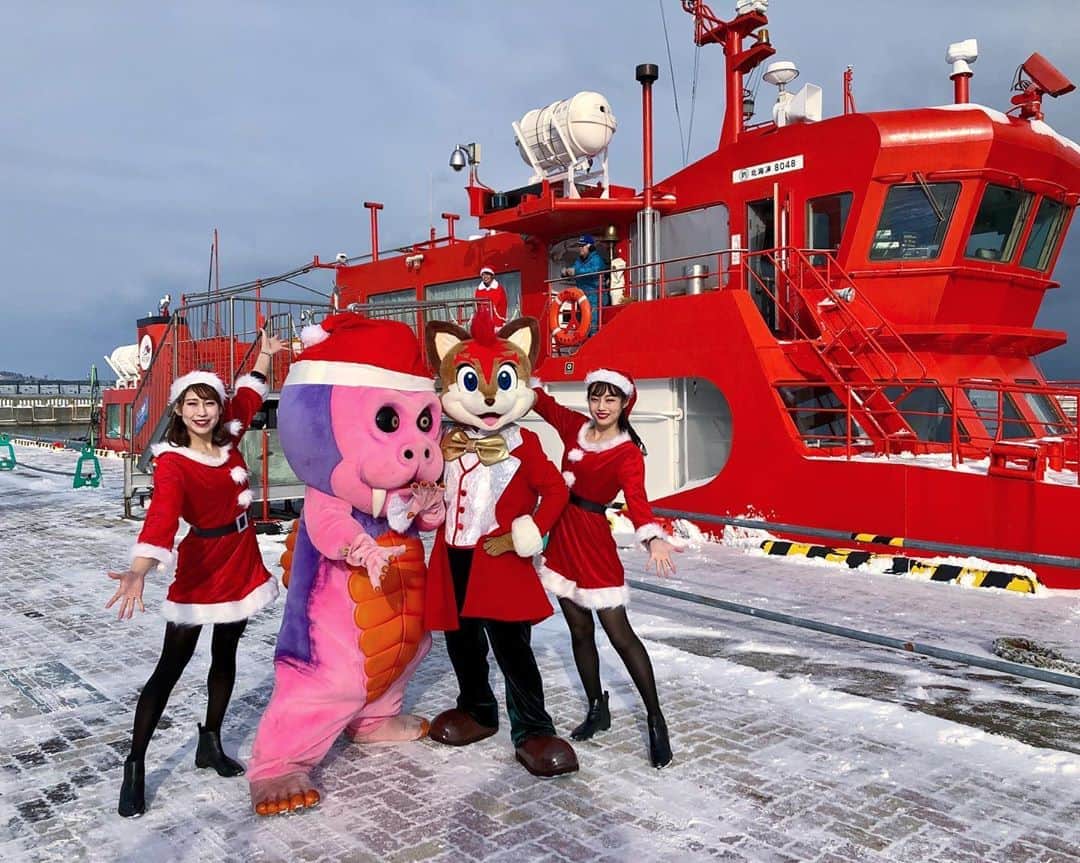 北海道日本ハムファイターズ フレップさんのインスタグラム写真 - (北海道日本ハムファイターズ フレップInstagram)「. 昨日は流氷砕氷船ガリンコ号でのクリスマスクルーズ⛴🎄 紋別名物の流氷を見るにはちょっと早かったけど、船の上でみんなと一緒にお祝いするクリスマスはロマンチックでとても楽しかったよ✨ . 紋別に来るのは、2月の流氷まつり、9月のスポーツキャラバンに続いて、実に今年3度目！ ご当地キャラの紋太くんやモンベモンともすっかり仲良くなったし、「待ってたよ」って言ってくれる人もいて本当に嬉しかったです😌 みんな本当にありがとう！ また会いましょう‼︎ . #ガリンコ号II #lovefighters #フレップ #三田部晏奈 #工藤優奈 #紋太 #モンベモン #ガリゴマくん…？」12月16日 11時03分 - frep_the_fox