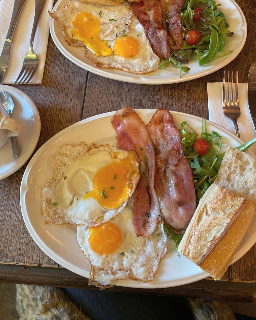 のインスタグラム：「in Paris🇫🇷 での朝食を思い出した朝〜 カフェラテを頼んだけど飲み物に必ずオレンジジュースがついてくるようでした🍊 さて、今日は私はお休みです 年末に向けて部屋の掃除からスタートだ〜 (外に出ずっぱだったからもういろいろ散乱中) みなさん素敵な一週間にしましょう」