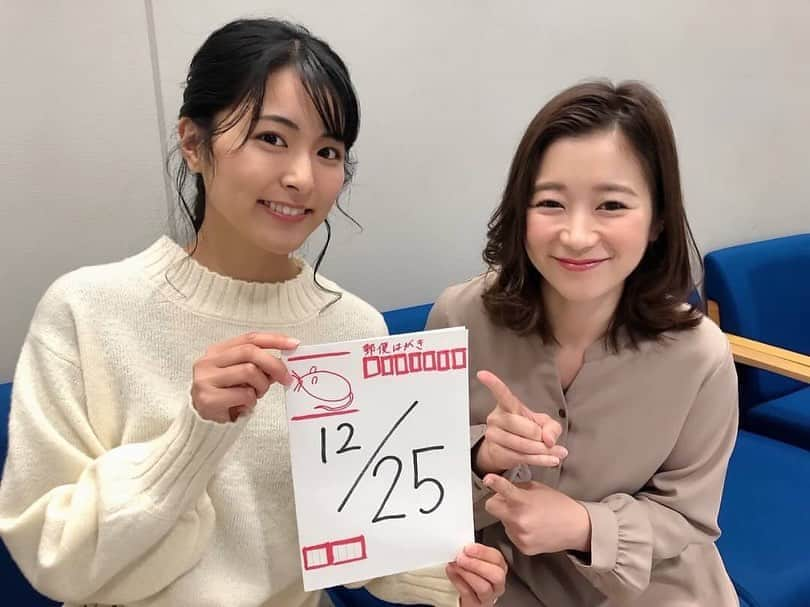 KBCテレビ「アサデス。」さんのインスタグラム写真 - (KBCテレビ「アサデス。」Instagram)「原です♪  今日は芸能コーナー担当二人で初！石井さんとお天気のツボ押し写真です👍👍 お天気ボード挟んで並ぶとなんだか変な感じ。笑 石井さんの口がちゃんとツボの「ボ」の形になってるのがポイントです😆  さて、今年も決まりました！アサデス。プレゼンツのホークス宮崎キャンプ応援ツアー⚾️✨ 来年の2月1日、2日です😆 毎年トークショーなどもあり！大盛り上がりのこのツアー！ 皆様のご参加お待ちしておりますよ～💕 それでは今週1週間も元気出していきましょうっ😉✨ #アサデス。#kbc#福岡#fukuoka#ホークス#ホークスキャンプ#sbhawks#トークショー」12月16日 11時18分 - asadesu_kbc