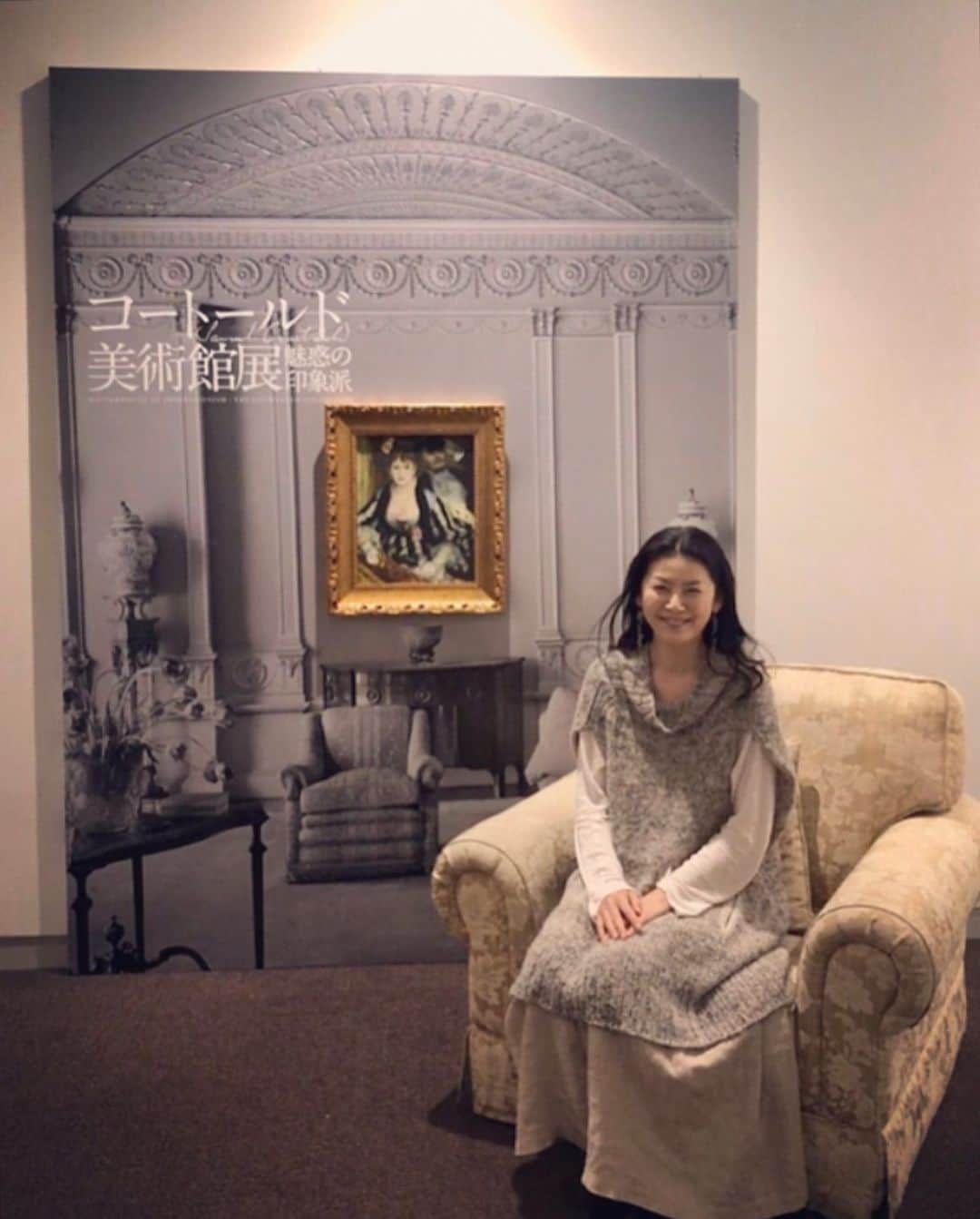 睦のインスタグラム：「コートールド美術館展 魅惑の印象派を見に 上野の東京都美術館へ。  最終日、 間に合いましたっ。  こんな粋な フォトスポットが。  ルノワールの 「桟敷席」と共に😚  ちゃっかり 座ってきました😘  マネの フォリーベルジュールのバーの でっかい版が お出迎えしてくれましたよ。  大人気でした😊  #コートールド美術館展  #コートールド　 #魅惑の印象派  #上野　 #ueno  #東京都美術館  #tokyometropolitanartmuseum  #courtauld  #smile  #笑顔　 #photospot  #桟敷席　 #フォリーベルジュールのバー  #courtauldgallery  #美術館巡り  #museum  #最終日　 #大人気　 #今年最後  #芸術　 #art  #renoir  #manet  #ssw  #作詞家  #artist  #lyricist  #model  #井上睦都実 #睦」