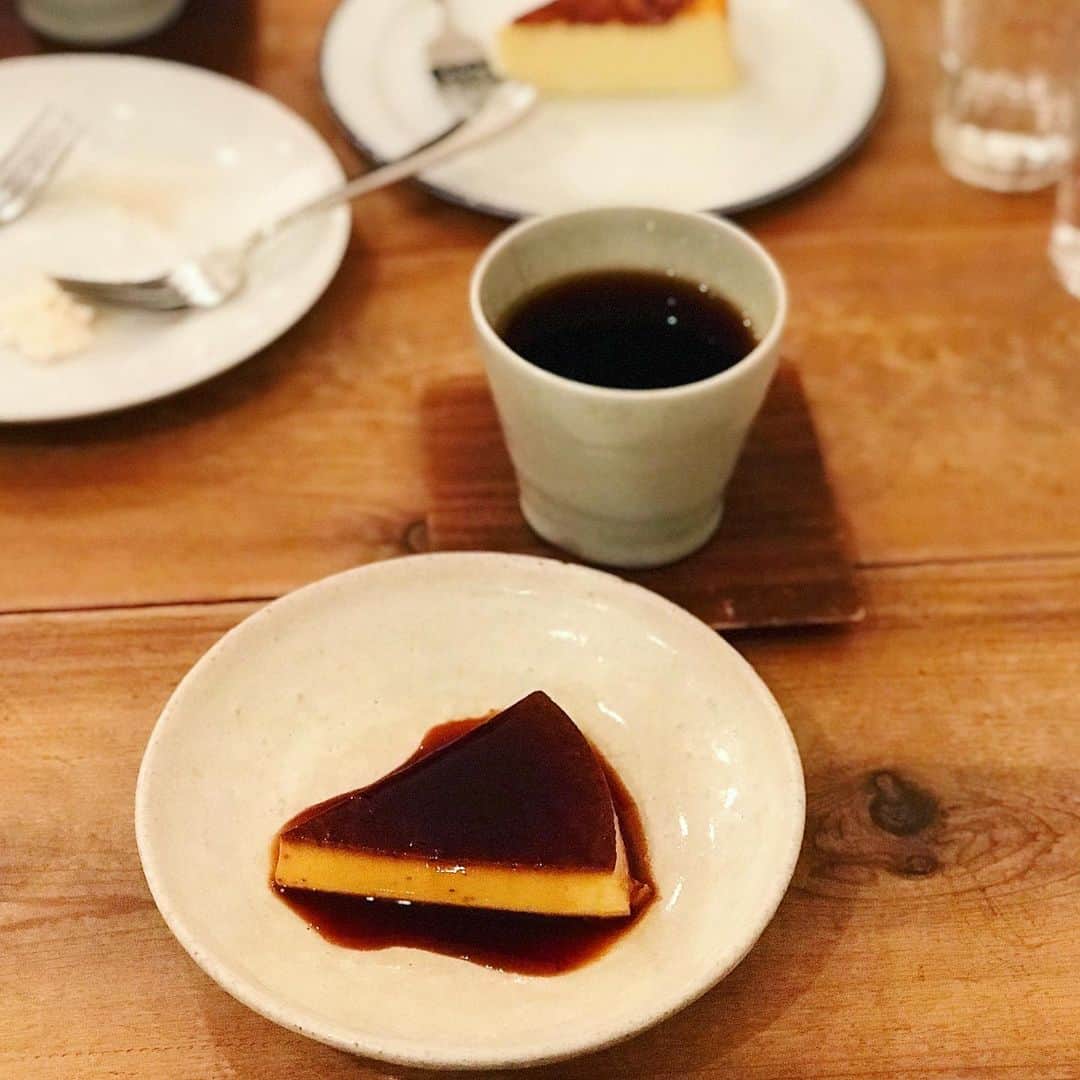 のインスタグラム：「ソウルのお菓子&珈琲日記 京都kit @kit_sankakuha のイベントで おいしい☕️をいれてくださる 亜沙子さんのお店 雨乃日珈琲 @amenohicoffee  へ。 念願叶って珈琲ブレイク。 定番は、繰り返し食べたくなる プリンとチーズケーキ。うまうま。 新作のイートンメスは🌰入りでした。 韓国の生クリームはおいしいな。 • チェさん @jieun_sukarac のご案内で、 最新カフェへ。 onion @cafe.onion は🥖🥐🍞と☕️のお店。 三角形に粉砂糖をかけた パンドーロがシグニチャー。 • お茶舗のかき氷は、 アールグレイのミルクティーシロップ。 粒あんとナッツをかけて食べる方式。」
