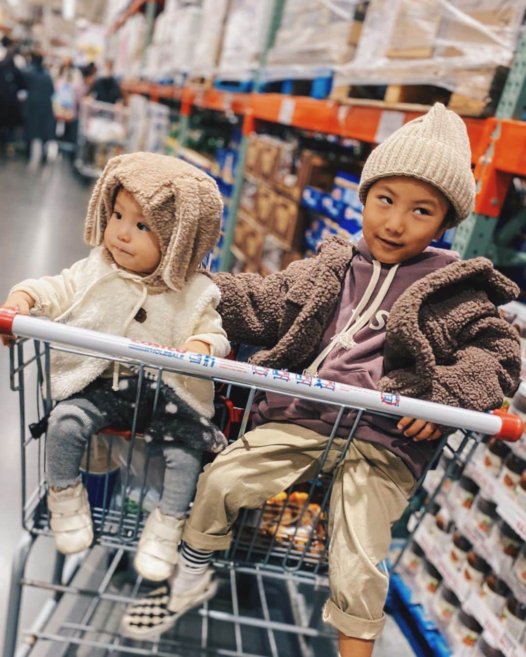 高橋菜摘のインスタグラム：「🙈 変顔スイッチ発動🤪 やだねー男の子はこれだから〜♪ . . 息子の着てるこのあったかーい ブークレコート🐻 @olive_0614 さんのもの♡ すんごく可愛い。 あったかいのに軽いって 男の子には絶対条件だよねー。 先日ゲットしたような 厚手のパーカー中に着ても可愛い♡ . ✔︎IKKI 103cm/15kg/120cm着用 . アウターばっかたくさん持ってて ボトムとか買い足さなきゃ🤣 全身のクレジットは写真にタグ付け！ . .」