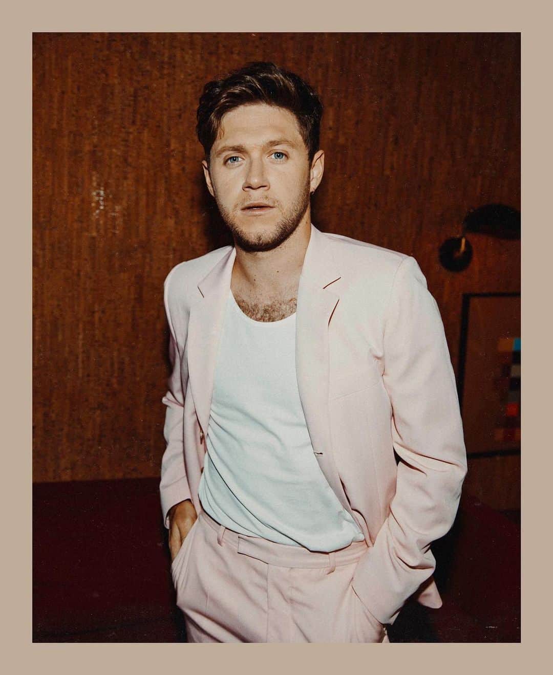 ナイル・ホーランのインスタグラム：「PINK to make the girls wink @nbcsnl 📸 @christiantierney」