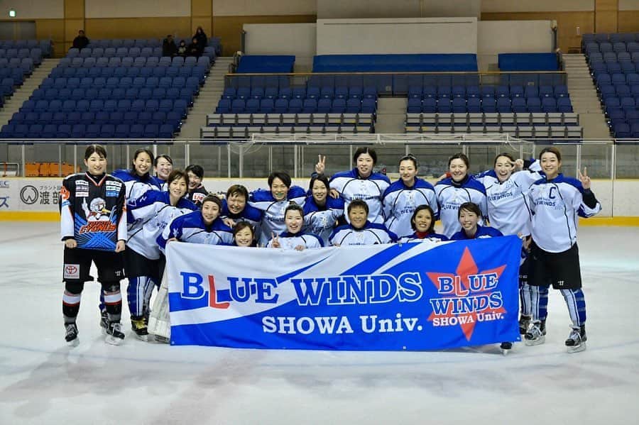 菊池沙都のインスタグラム：「【 苫小牧遠征 】 トヨタシグナスさん、札幌インフィニティーズさん、 関係者の皆様、ありがとうございました😊！ また、応援に来てくれたり、差し入れを頂いたり、 本当にありがとうございました。 いろんな人に会えて嬉しかった！ VS トヨタシグナス 1-4 負け VS  札幌インフィニティーズ　 1-3 勝ち #笑いっぱなし#funny続出#みんなありがとう #良い週末の過ごし方#でも疲れた#でも楽しかった #合宿#苫小牧#アイスホッケー」
