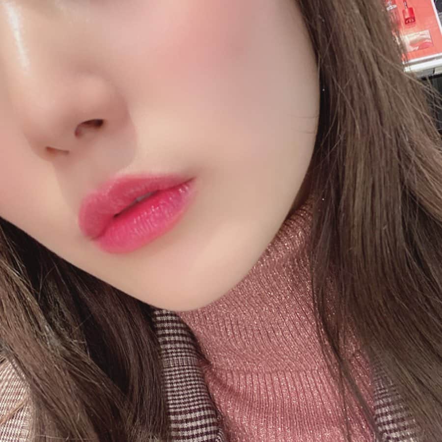 ひよんさんのインスタグラム写真 - (ひよんInstagram)「💄🍯💓 ㅤㅤㅤㅤㅤㅤㅤㅤㅤㅤㅤㅤㅤ @yukirin_u ちゃん、 @lovetomato_24 ちゃんと @diormakeup の新作イベントにいってきたよ❤️ ㅤㅤㅤㅤㅤㅤㅤㅤㅤㅤㅤㅤㅤ 今回の新商品は2020年の1/1に発売される #lipglowoil 😆💞 オイルなんだけどベタベタしすぎなくて自分の体温によって色が変化してくれる系リップだよ！！←笑笑 唇のケアも一緒にしてくれるみたい💋 ㅤㅤㅤㅤㅤㅤㅤㅤㅤㅤㅤㅤㅤ これ塗るとくちびるがモテそうな仕上がりになるの🤭💘👏 デートのときにもすっごくおすすめだし、デイリー使いでもやり過ぎ感ないから本当に推せる😆❤️ ㅤㅤㅤㅤㅤㅤㅤㅤㅤㅤㅤㅤㅤ #diormakeup #lipoil #makeup #feeyong #디올립스틱 #디올 #립추천 #희영 #ディオール #ディオールコスメ #ディオールリップ #アディクトリップグロウ #ひよん」12月16日 11時29分 - cchan_fee4