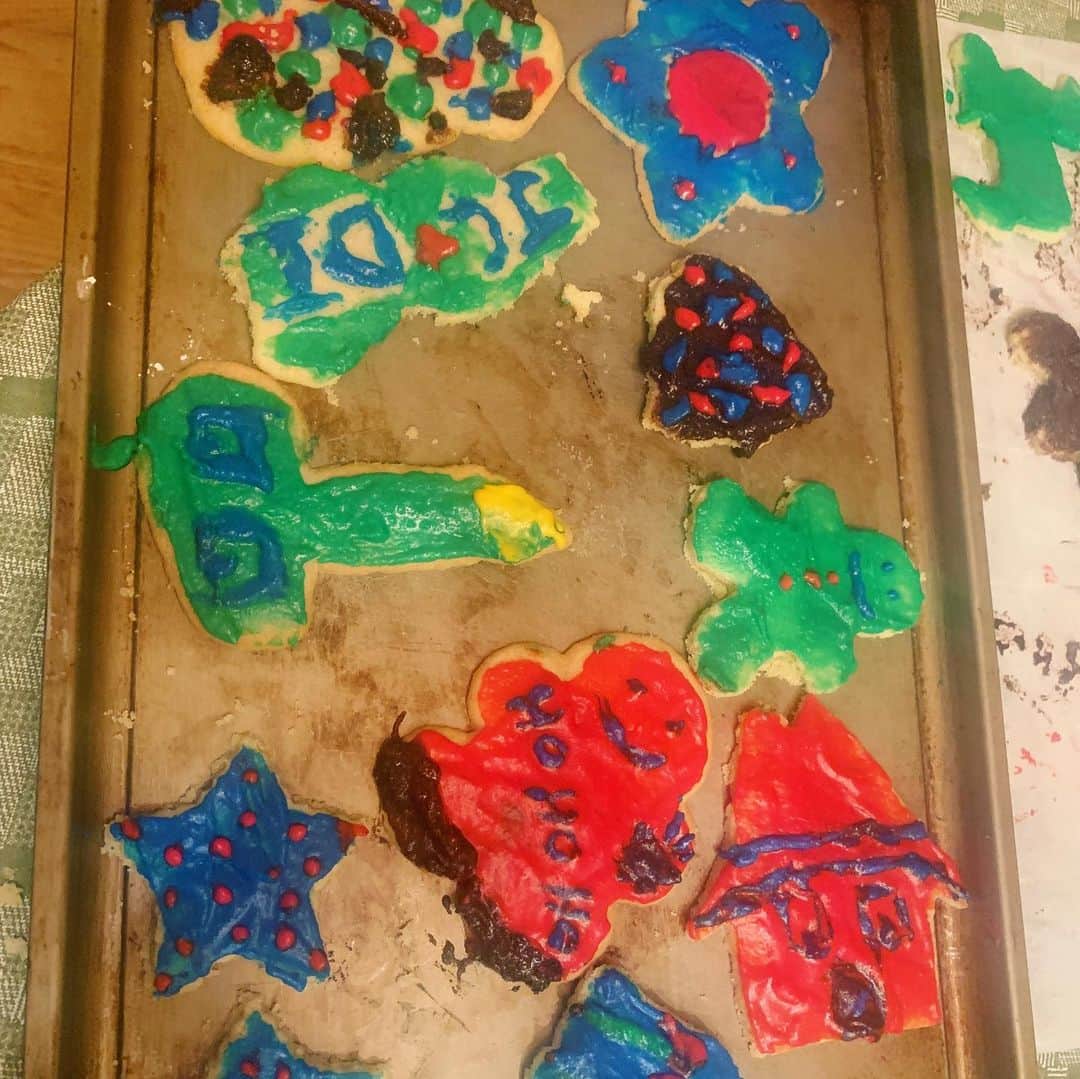 ヘレン・マロウリスさんのインスタグラム写真 - (ヘレン・マロウリスInstagram)「Christmas cookies made by @tiareikeiii and @kylie_welker24 ...the second photo is of the cookies I made aka a fail. Clearly I need a lot more work and lessons from these girls (or more patience) 😂🙈 #christmascookies #success #fail #holidays #holidayactivities #cookies #baking #wrestling #wrestlers #spongebob #goodtimes #merrychristmas」12月16日 11時30分 - helen_maroulis