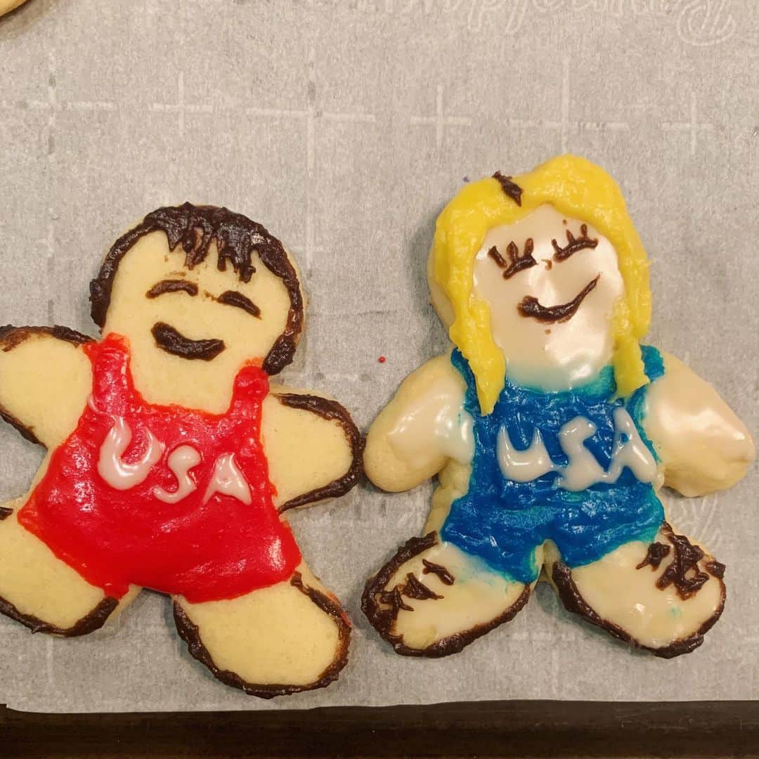 のインスタグラム：「Christmas cookies made by @tiareikeiii and @kylie_welker24 ...the second photo is of the cookies I made aka a fail. Clearly I need a lot more work and lessons from these girls (or more patience) 😂🙈 #christmascookies #success #fail #holidays #holidayactivities #cookies #baking #wrestling #wrestlers #spongebob #goodtimes #merrychristmas」