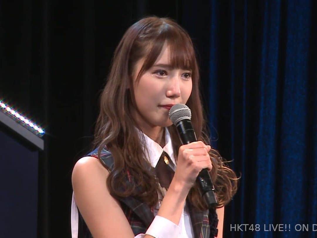 田中菜津美さんのインスタグラム写真 - (田中菜津美Instagram)「改めて。 昨日の公演でHKT48からの卒業を 発表させて頂きました。 . 卒業はずっと前から考えていたけど HKTが大好きで、メンバーのみんなが大好きで ファンのみんなも大好きで、そんな8年間の思いを振り返ってたら寂しくてなかなか踏み出せなかったけど、 自分自身成長するためにもここで踏み出さないととおもい決断しました。 . 今まで卒業していったメンバー、 こんな思いで決断してたんだと 自分の番になって実感しました。 . 『卒業まだ早いんじゃない？』 『もっと頑張れたよ』 色んな声があったけど私はこの答えで 後悔はないです。 . 本当に悔しいこと苦しいこと沢山あったし 報われないことも多くて、、 何度も辞めようと思ったこともあったけど こんなに人に愛されたのは初めてで 今ではぜーんぶ幸せな思い出😊 . 残り1ヶ月もないアイドル生活ですが 最後まで応援よろしくお願いします。 . 田中菜津美」12月16日 11時38分 - natsumitanaka_0810