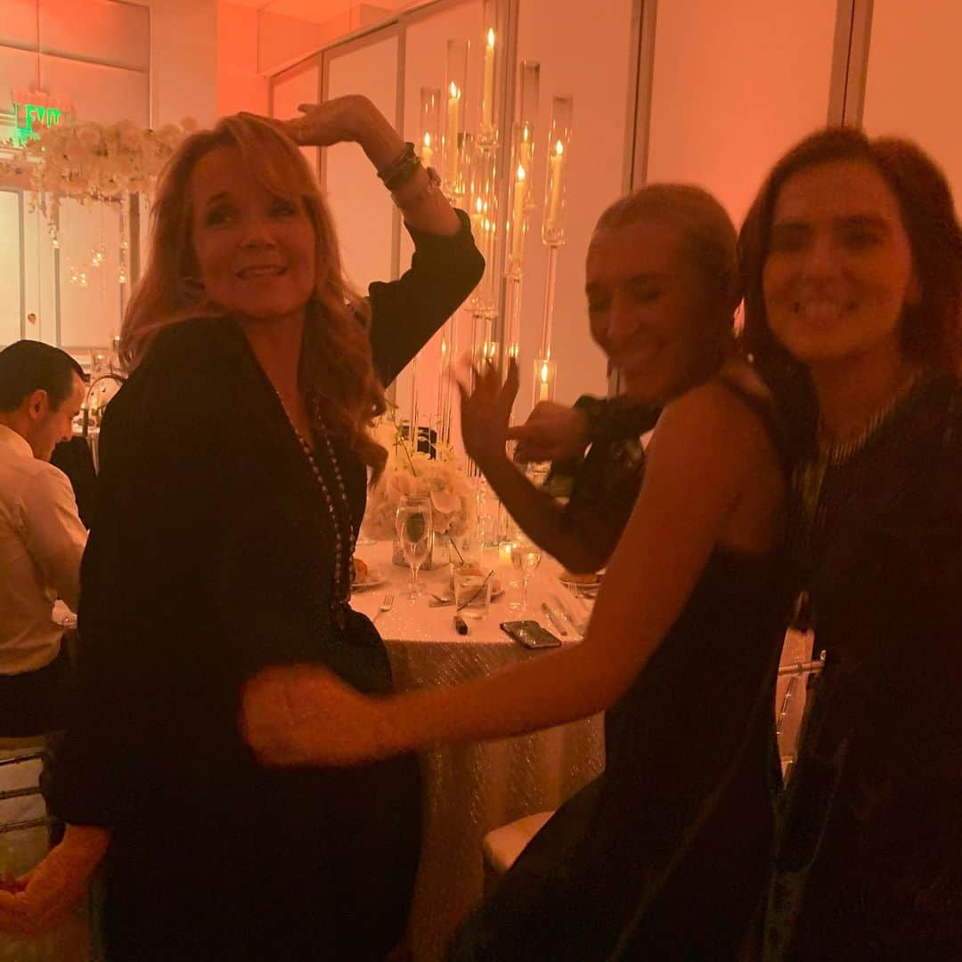 リー・トンプソンさんのインスタグラム写真 - (リー・トンプソンInstagram)「We had such a great night at my niece @sloanejc wedding in #longisland #beautifulbride #bigfun #allthegmasmadeit we love you guys. Family is everything. It’s wonderful to celebrate love. #mazeltov」12月16日 11時39分 - lea_thompson