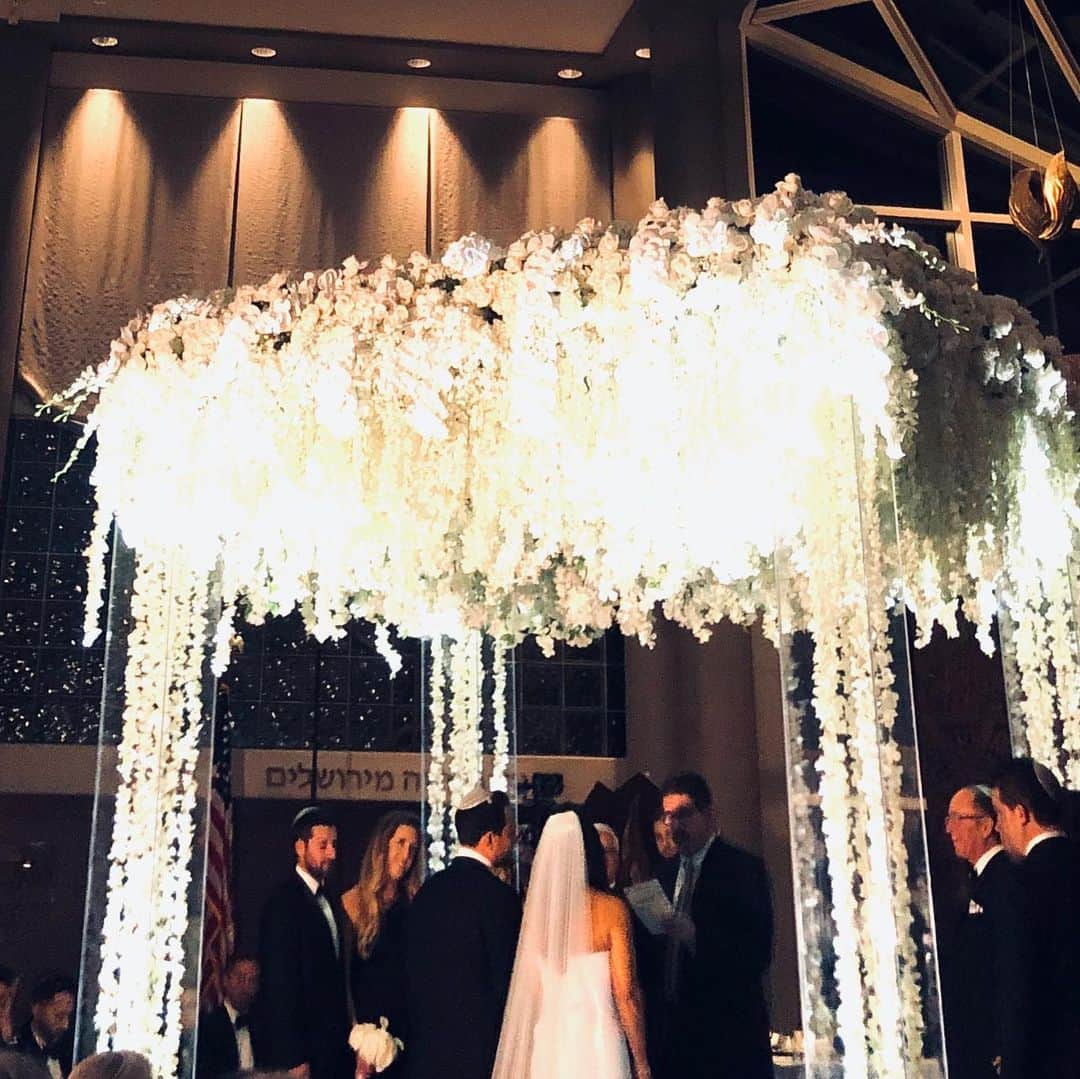 リー・トンプソンさんのインスタグラム写真 - (リー・トンプソンInstagram)「We had such a great night at my niece @sloanejc wedding in #longisland #beautifulbride #bigfun #allthegmasmadeit we love you guys. Family is everything. It’s wonderful to celebrate love. #mazeltov」12月16日 11時39分 - lea_thompson