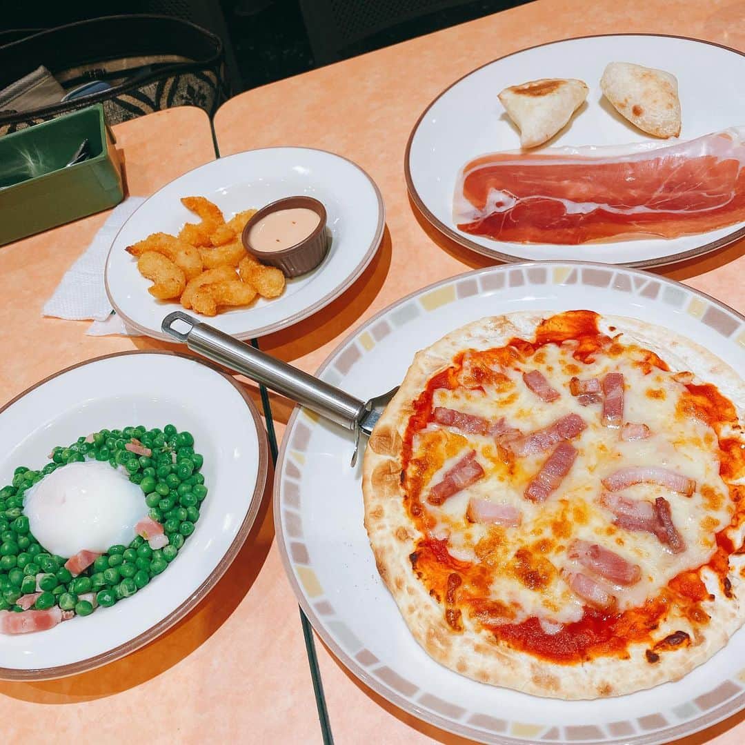 金巻ともこさんのインスタグラム写真 - (金巻ともこInstagram)「劇団朱雀のあとのサイゼリヤマグナムパーティ！ 朱雀楽しすぎて感想がない……早乙女兄弟どっちが推しかという話について真剣に考えてしまった。 #サイゼリヤ  #おそとごはん金巻  #おでかけ金巻」12月16日 11時40分 - tomotomoco