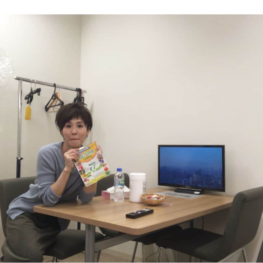 にしおかすみこさんのインスタグラム写真 - (にしおかすみこInstagram)「酵素とっている。「最近のお気に入りなんだ」と人に見せる時、 バッグに常に入れているせいか、袋がシワシワ。。雑にしまうからだな。。 #あもう酵素」12月16日 11時40分 - nishioka_sumiko