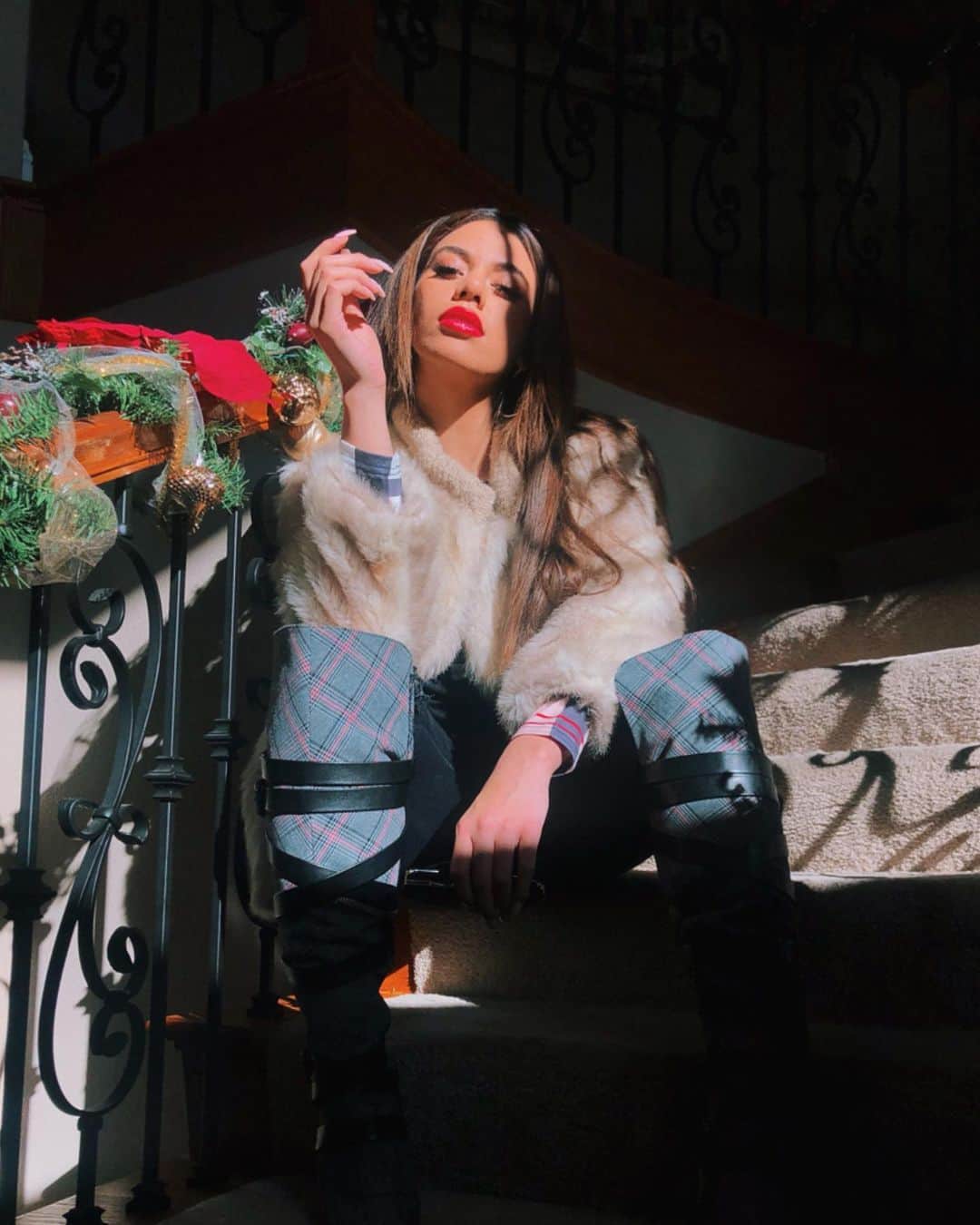 ダイナ・ジェーン・ハンセンのインスタグラム：「heard you tryna wrap me up n take me home w you 🎁」