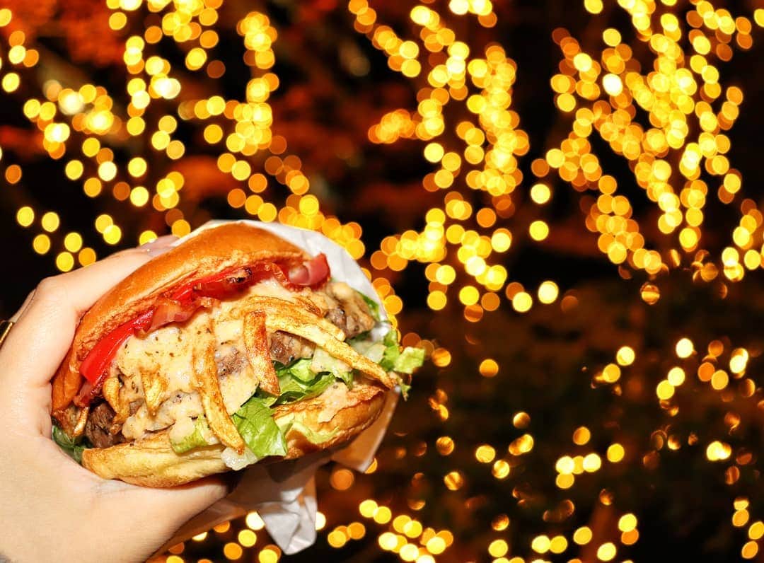 THE COUNTER JAPAN公式のインスタグラム：「Christmas is coming🎄  キラキラ輝くイルミネーションを楽しんだ後は、暖かい店内でおいしいハンバーガーを食べよう😋🍔 ****************** プロフィールのURLより、HPにてWEB予約を承っております💻 ･ #thecounterjpn#hamburger#illumination#バーガー#食いしん坊#クリスマス#野菜たっぷり#六本木ハンバーガー#ハンバーガー巡り#ザカウンター#グルメ女子#ハンバーガー好き#グルメ好きな人と繋がりたい#ハンバーガー🍔#東京グルメ#ハンバーガー屋#食べログ高評価#ハンバーガー好きな人と繋がりたい#ハンバーガー大好き#ハンバーガーショップ#ハンバーガーレストラン#東京ミッドタウン#ビール#肉汁#肉食#ハンバーガー屋巡り#イルミネーション#ハンバーガー美味しい#ハンバーガー生活のすすめ」