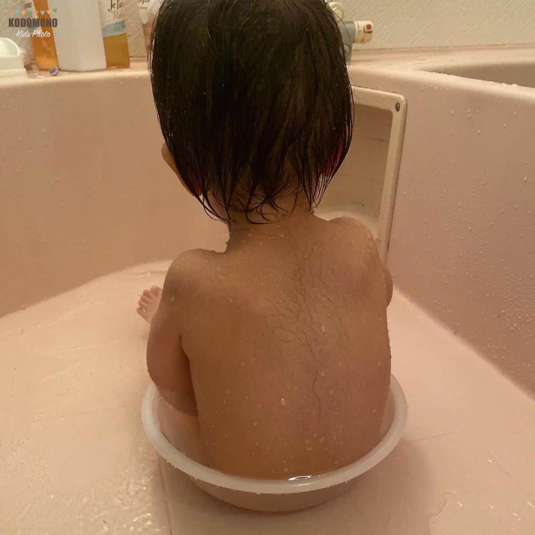 コドモノ！写真部さんのインスタグラム写真 - (コドモノ！写真部Instagram)「🕊💕 今回ご紹介するのは @haru0daw さんの投稿です。 . 小さなお風呂♨️ .  @haru0daw さん「#コドモノ」のハッシュタグ付けありがとうございました。 . お子様のカワイイ姿、面白い瞬間、なんとも言えない表情などなど毎日募集中！@kodomono_photoをフォローの上、#コドモノ をつけて投稿してください💕 素敵な写真や動画はコドモノ！写真部がフィーチャーさせていただきます。 . 🍼画像や動画は投稿者様に許諾を得てコドモノ！写真部に掲載しています。ご本人以外の無断転載はお控えください。 . ▼▽▼投稿毎日募集中▼▽▼ . #2歳 #男の子 #2歳4ヶ月 #親バカ部 #かわいい #こどものいる暮らし #赤ちゃん #赤ちゃんのいる生活 #かわいい #小さい #背中 #お風呂 #♨️」12月16日 11時58分 - kodomono_photo