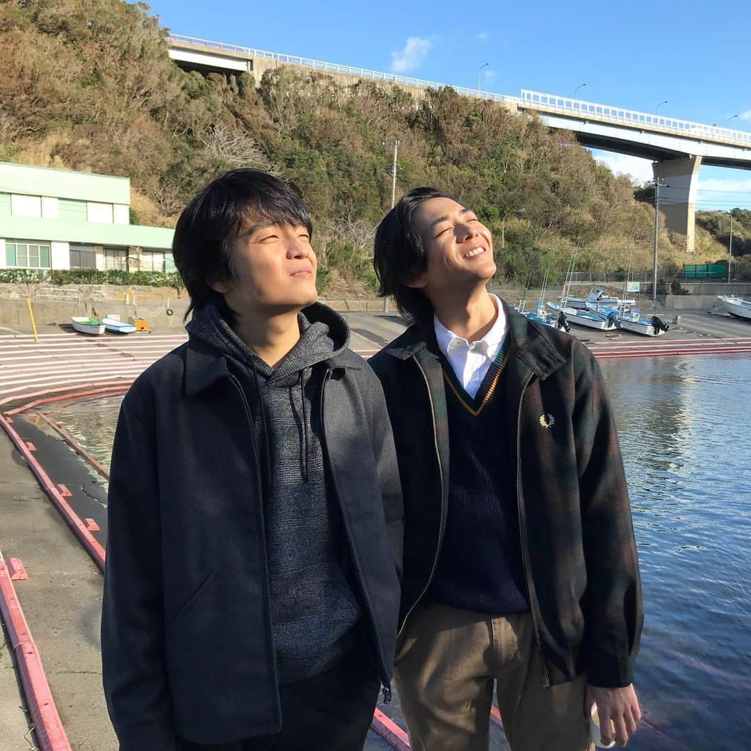のインスタグラム：「🌸#同期のサクラ 最終回まであと2日🌸 今日は全国的に天気がいいですね☀️ 同期たちも、日向で癒やされてます。 最終回は今週水曜よる10時から😭 それまで仕事・学校・家事などなど頑張りましょう😭 #竜星涼 #岡山天音 #最終回は #12月18日」