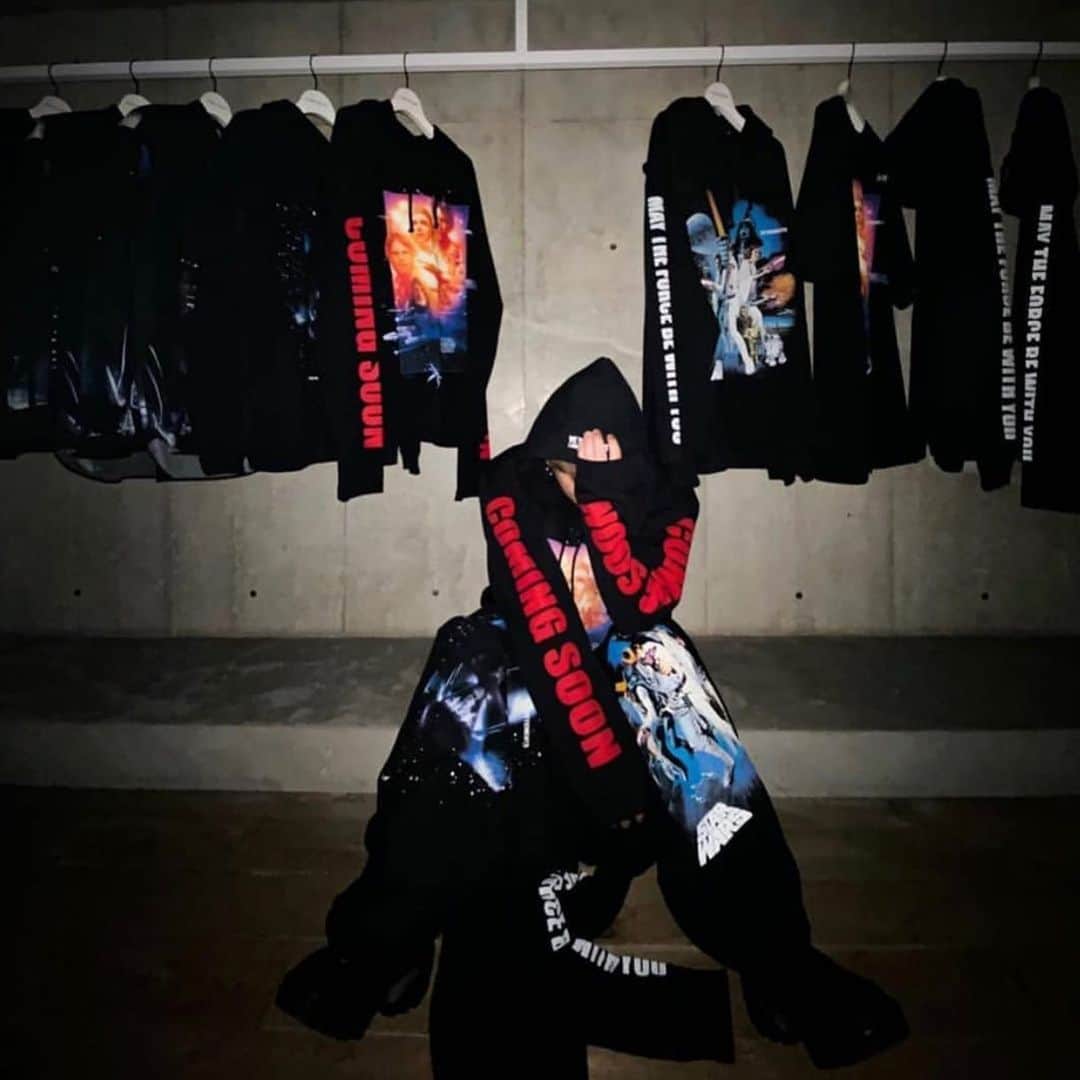 I.T IS INSPIRATIONさんのインスタグラム写真 - (I.T IS INSPIRATIONInstagram)「“No one’s ever really gone...” - The Rise of Skywalker - @vetements_official x @starwars collection is launching today. Available at selected I.T stores. 📍I.T Hysan One, Hong Kong 📍I.T Parkview Green, Beijing 📍I.T Citic Square, Shanghai 📍I.T Taikooli, Chengdu 📍I.T MIXC, Shenyang - #ITHK #ITisInspiration #Vetements #StarWars #VetementsxStarWars #GlobalLaunch #TheRiseofSkywalker Repost from @3jsb_hiroomi_tosaka」12月16日 11時51分 - ithk